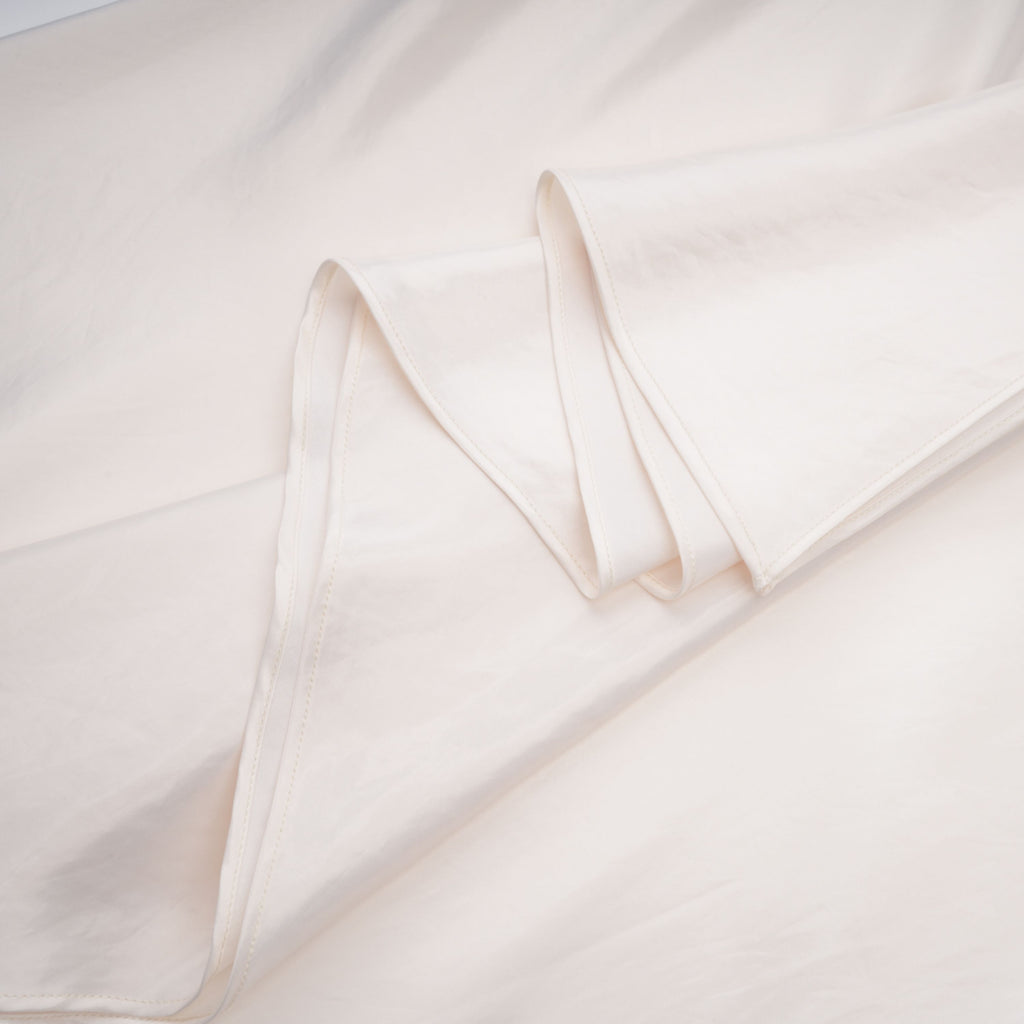 Vestido largo de satén beige sin tirantes con volantes, estilo strapless de la marca Bridal.