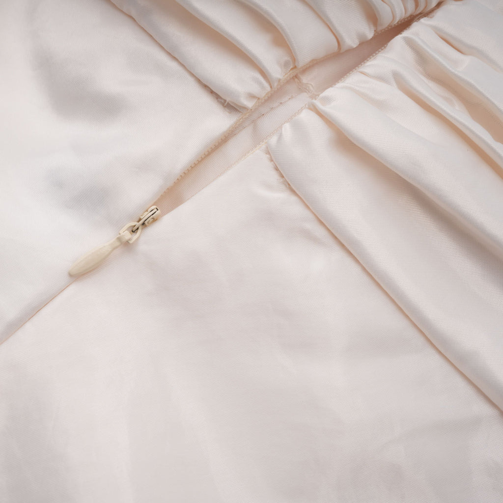 Vestido maxi de satén beige y sin tirantes con volantes, de la marca Bridal, en color lila y estilo elegante.
