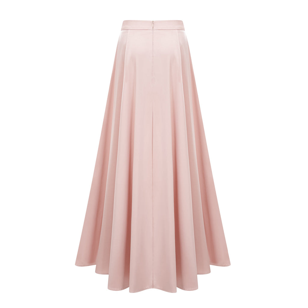 Conjunto de satin con top y falda Everleigh Bridal, con detalle de capa, en color champagne, en una modelo.