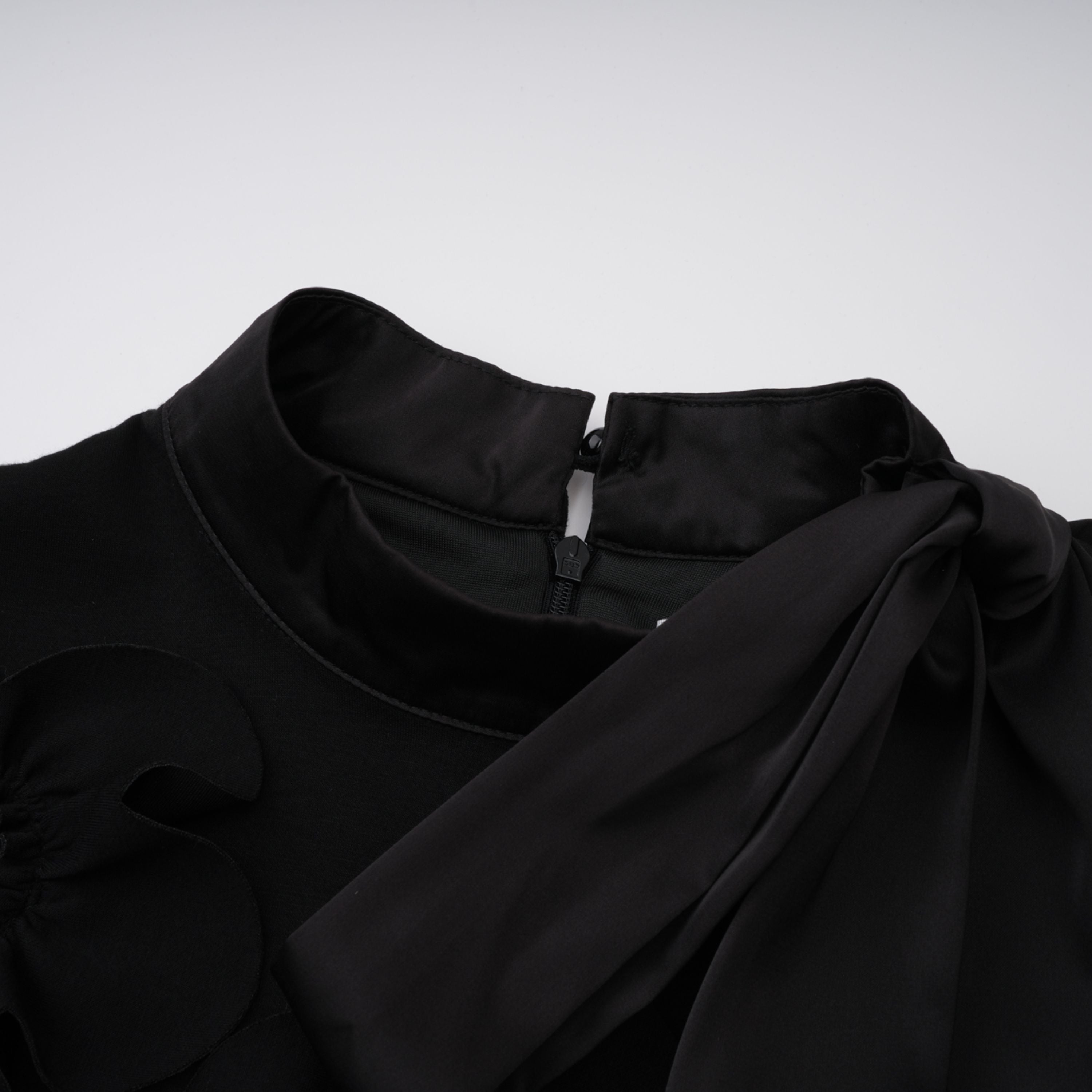 Vestido largo maxi negro Isidora Bridal con lazo en la parte delantera y aplicaciones florales, elegante y femenino.