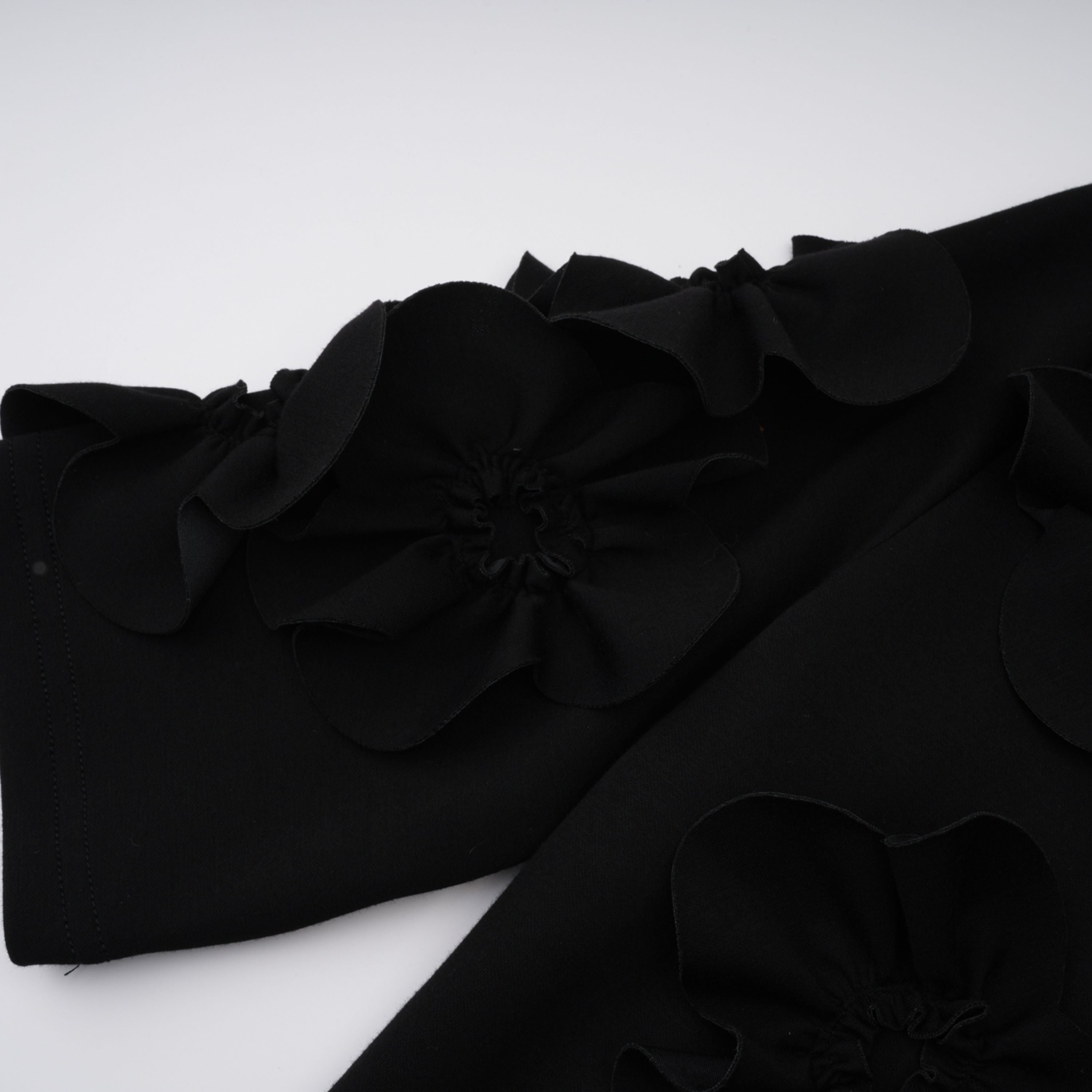 Vestido maxi negro con lazo y apliques florales de Bridal, tela ligera y elegante, con detalles de encaje y estilo romántico.