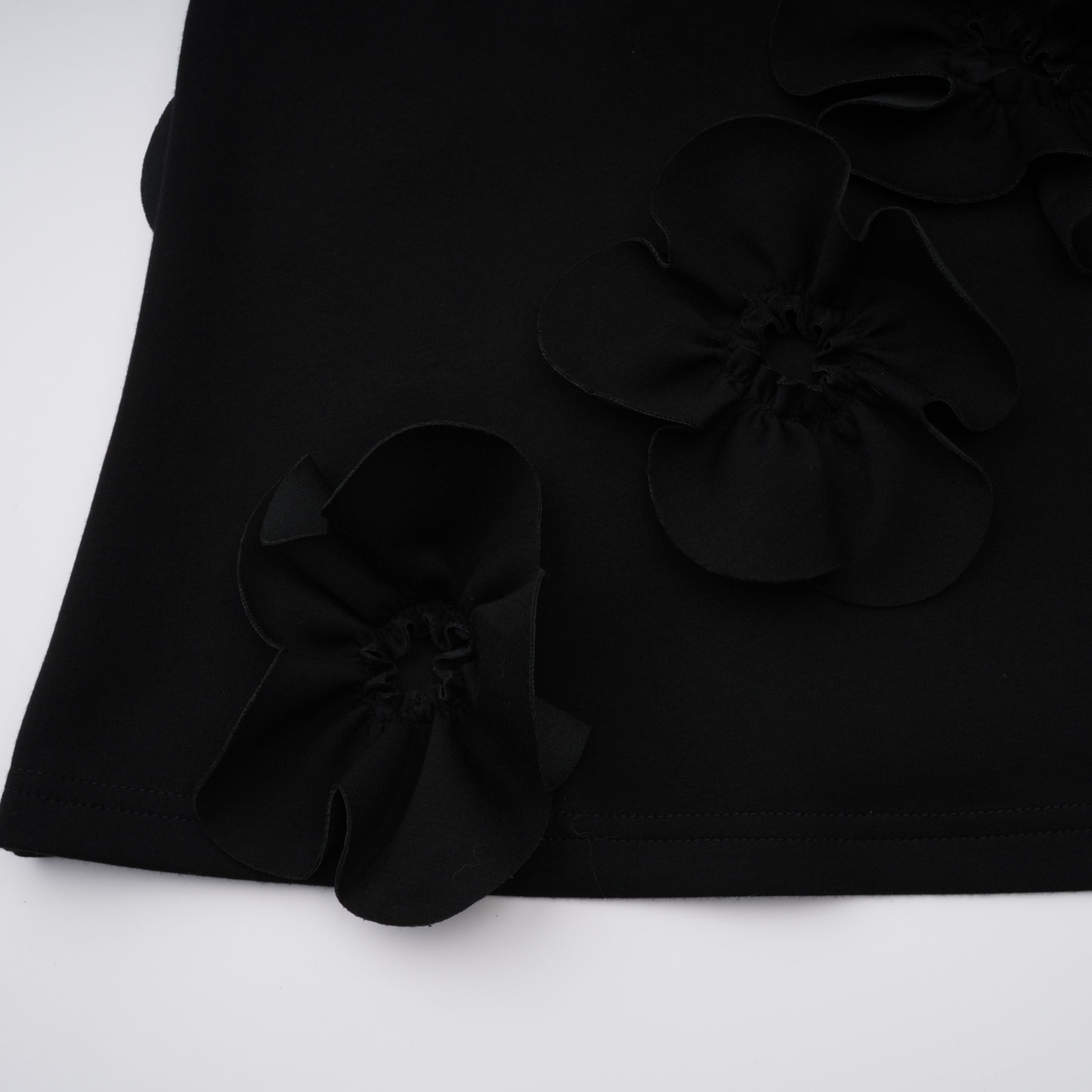 Vestido largo maxi negro con lazo y aplicaciones florales de Bridal, mostrado en una imagen con detalles elegantes.