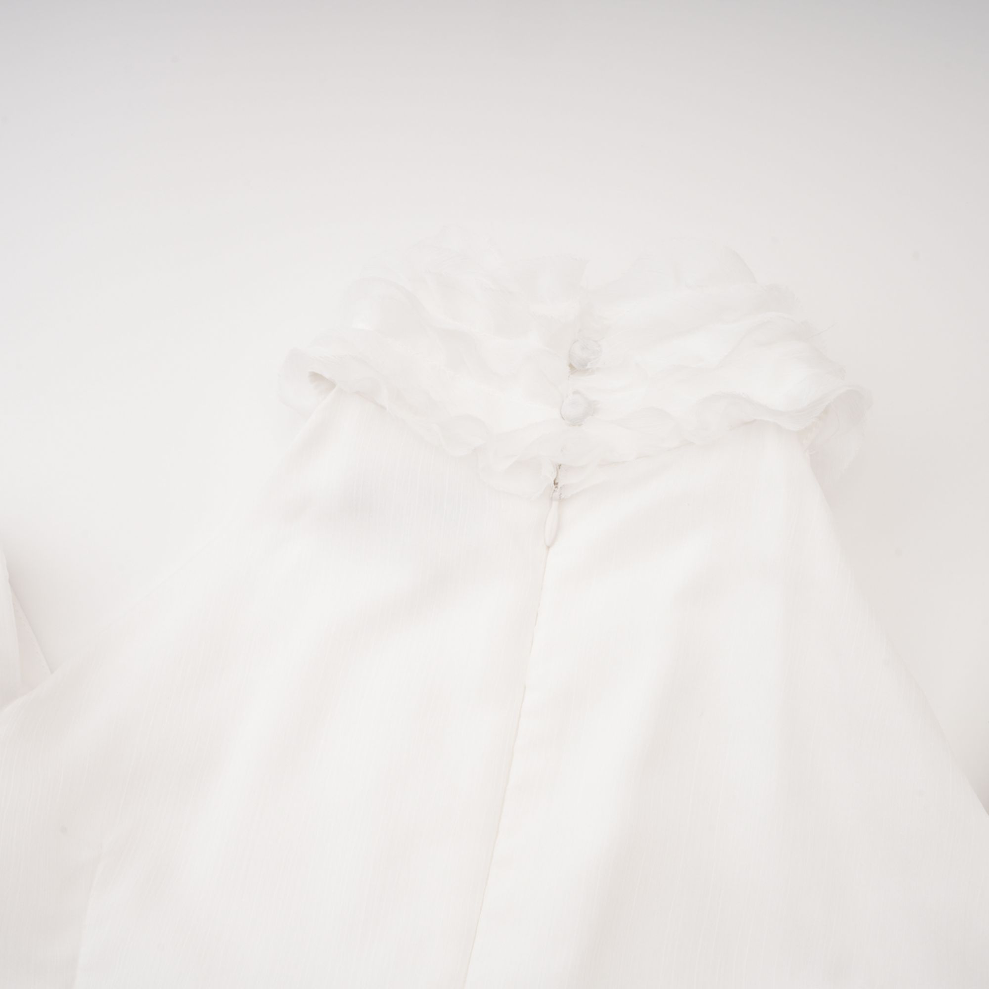 Vestido mini asimétrico blanco Déotille con fruncido, ajustado y moderno, mostrado en la imagen DSC06053.