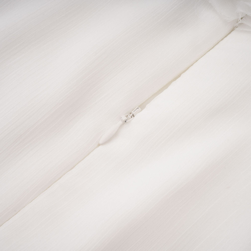 Vestido mini asimétrico blanco de Déotille con fruncido, estilo elegante y moderno en la imagen.