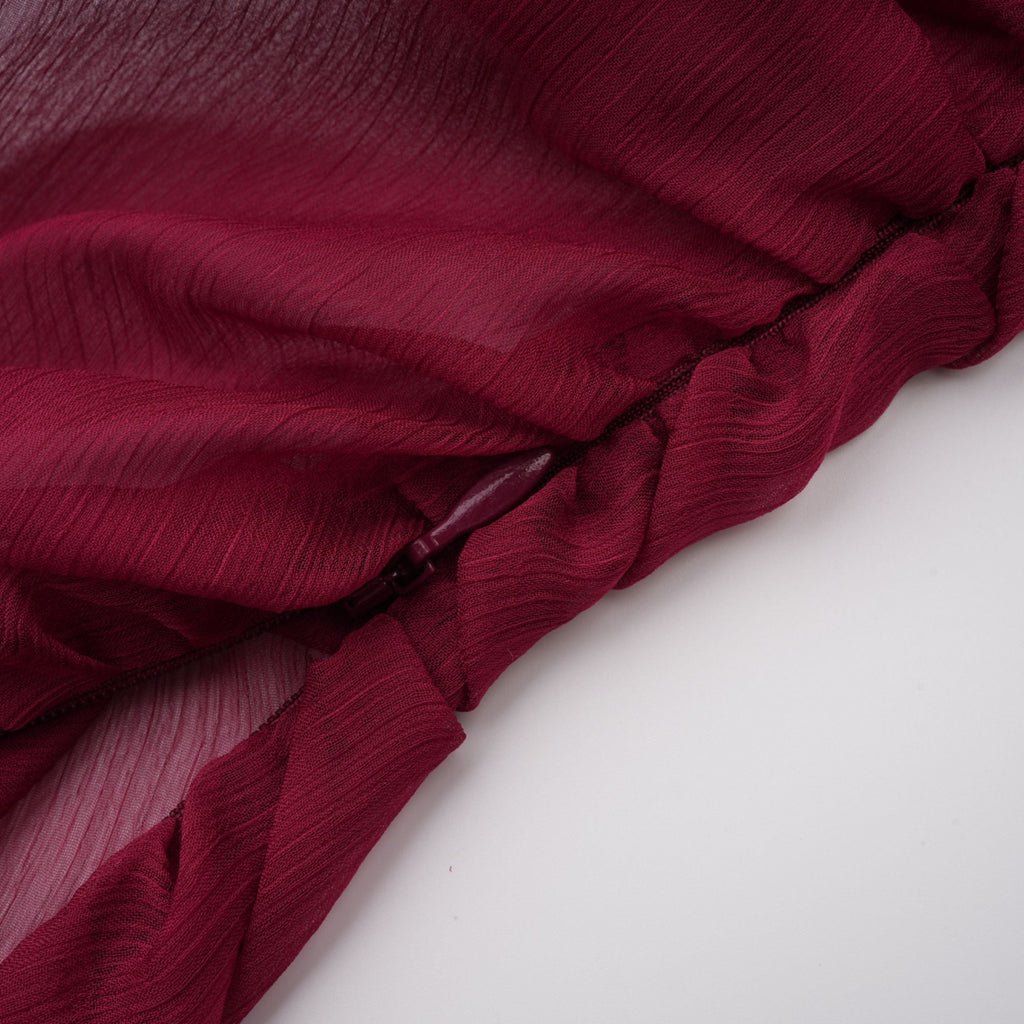 Vestido mini asimétrico ruborizado Théa Burgundy de Final Sale, con detalles fruncidos y diseño elegante para ocasiones especiales.