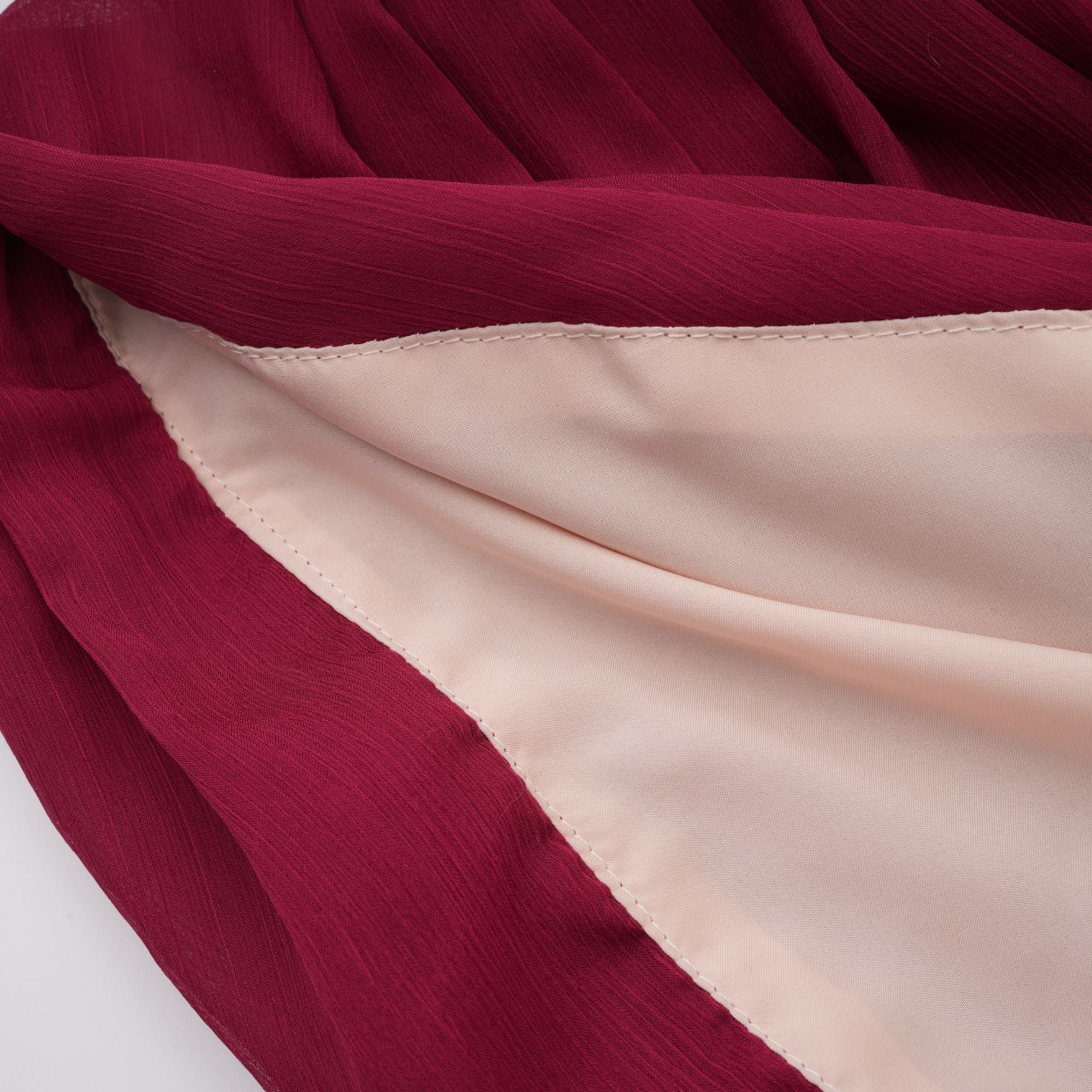 Vestido mini asimétrico Théa Burgundy de Final Sale, con fruncido y estilo elegante, vista desde el frente.