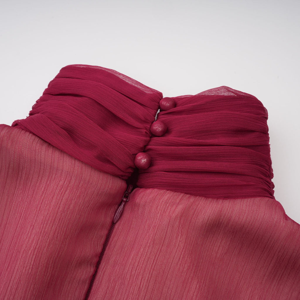 Vestido mini asimétrico rojo burdeos Théa, con fruncido, estilo elegante y moderno, en un entorno de moda.