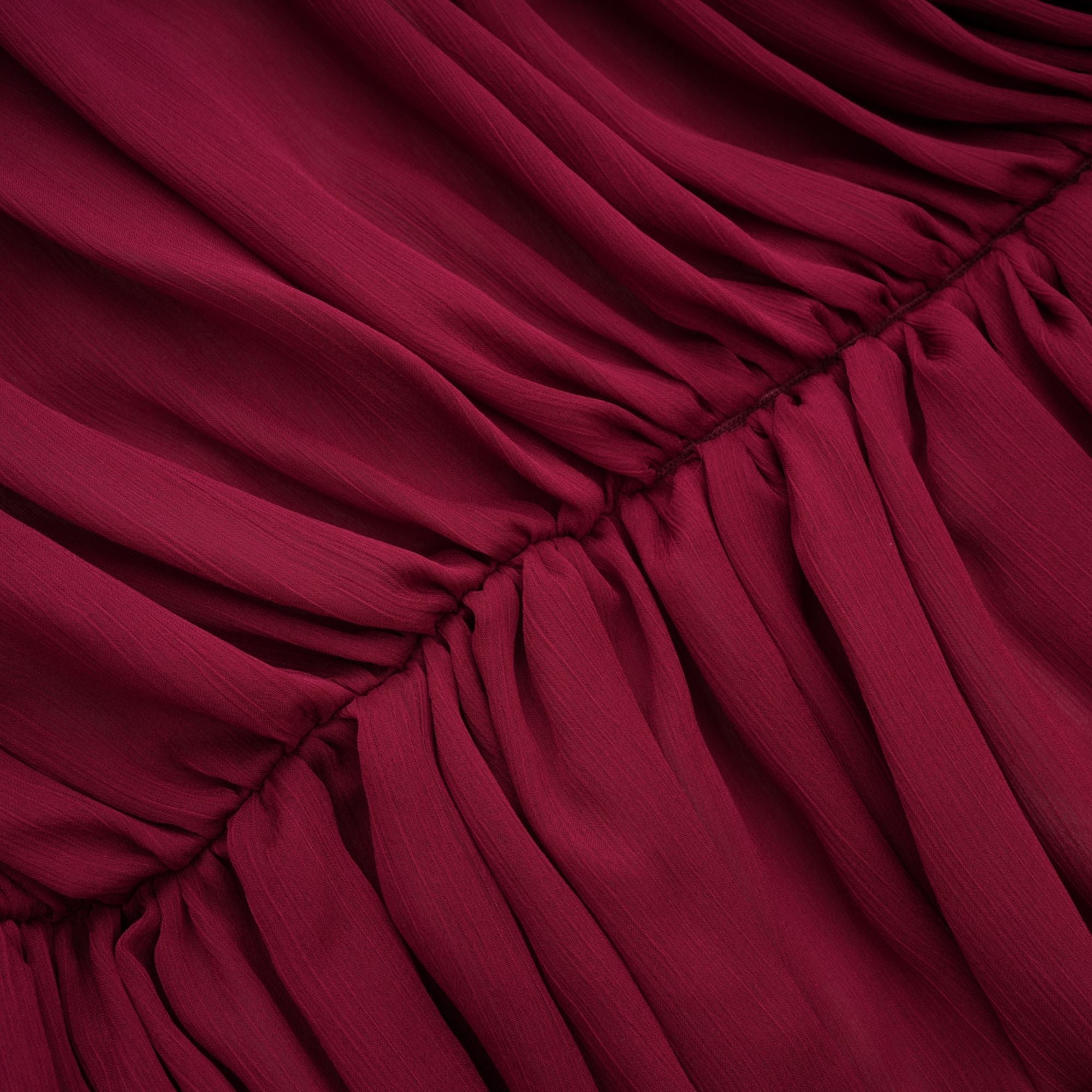 Vestido mini asimétrico Théa Burgundy de Final Sale con fruncido y diseño moderno, vista frontal sobre fondo neutro.