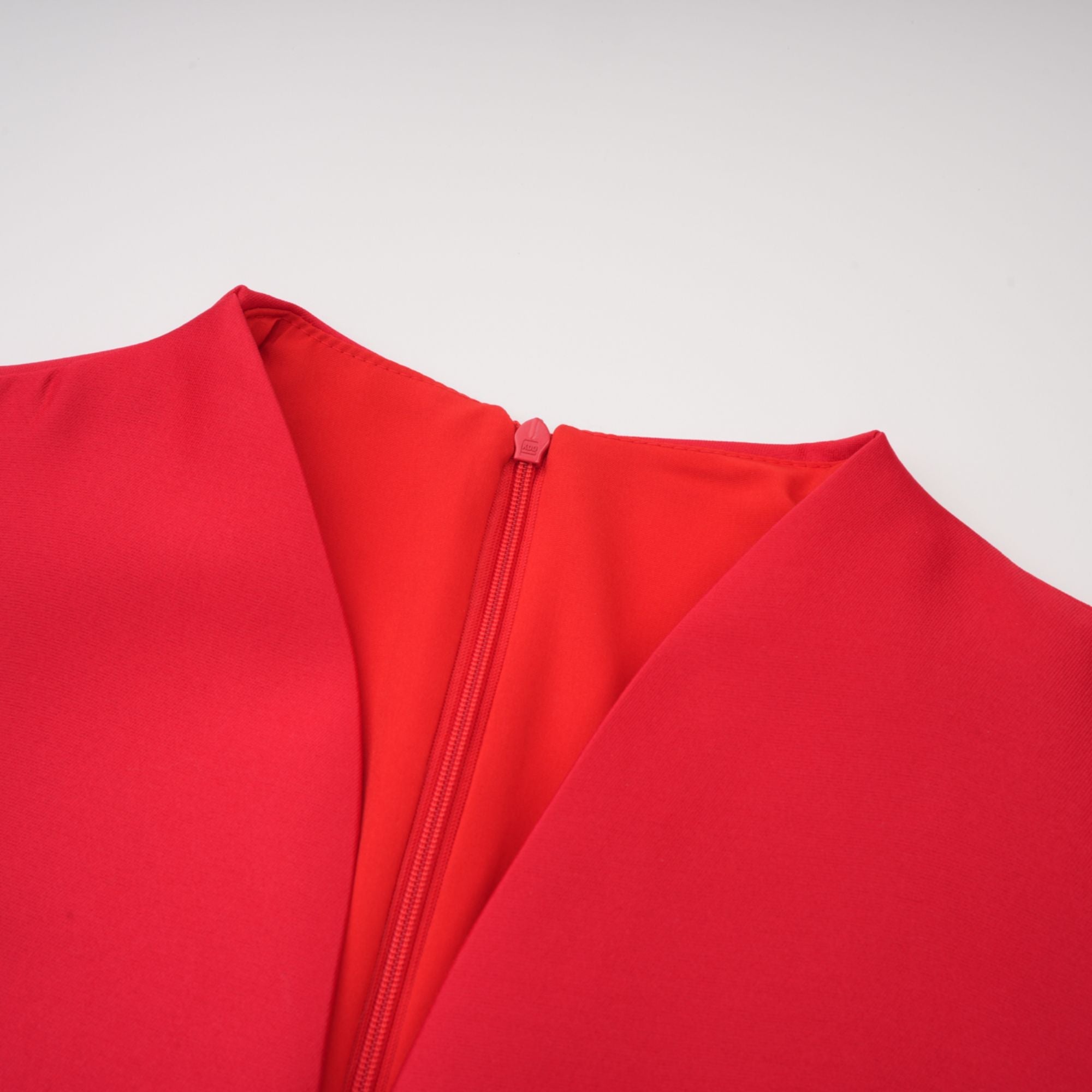 Vestido midi rojo Aventin con diseño Godet, estilo elegante y femenino, con detalles de drapeado y corte ajustado.