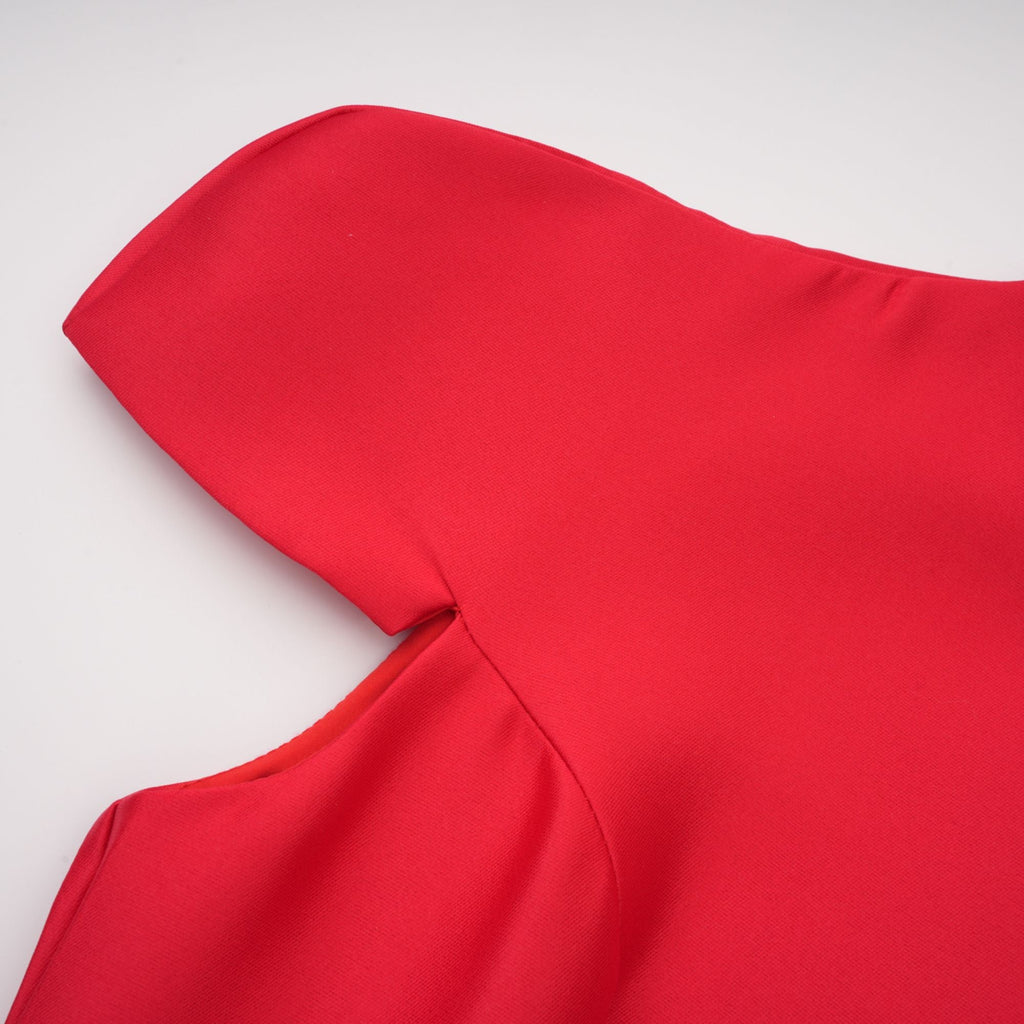 Vestido midi rojo Aventin con diseño de diosa godet, estilo elegante y ajustado, con detalles en la parte superior y falda fluida.