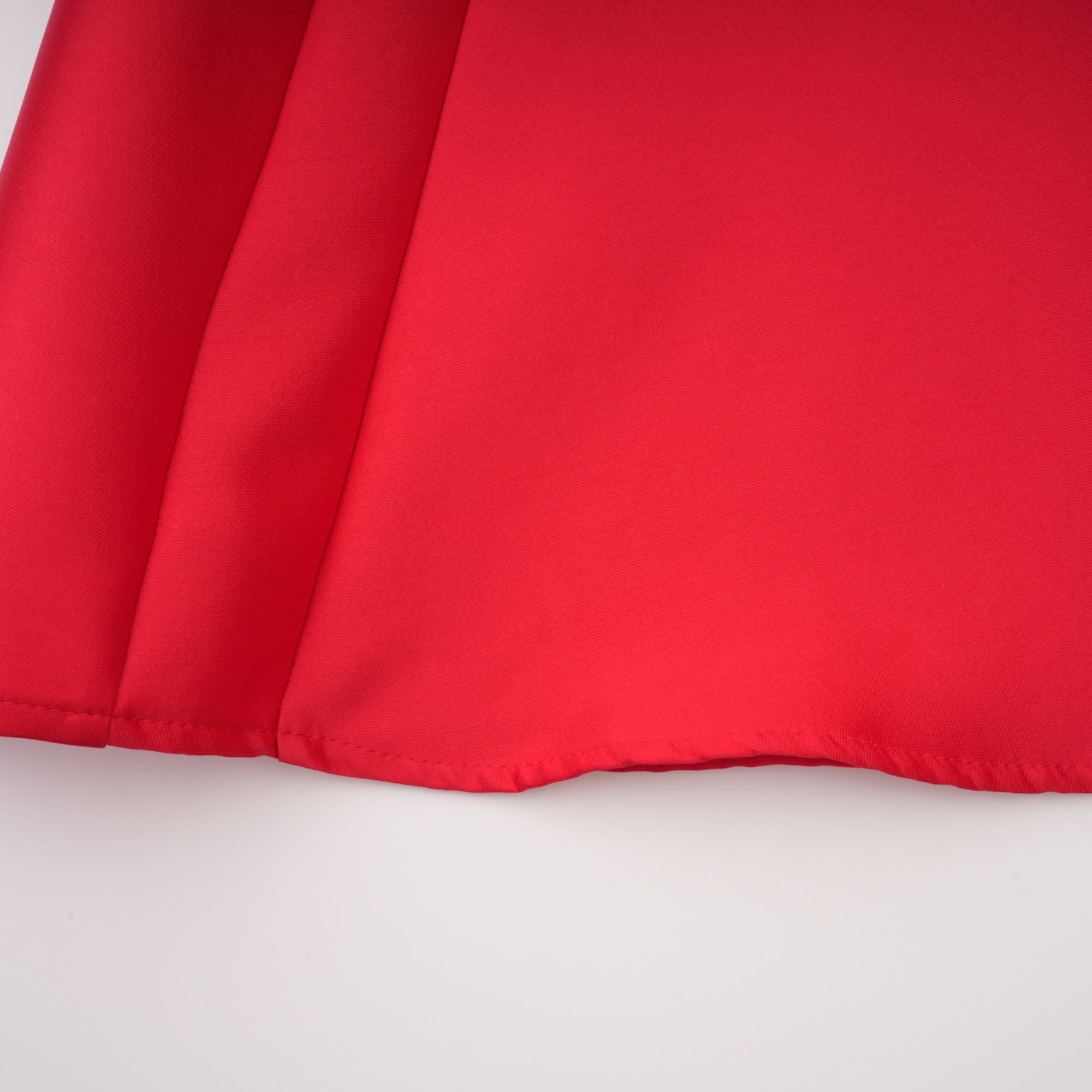 Vestido midi rojo Aventin con diseño godet de marca Final Sale, con falda amplia y escote en V, sobre fondo neutro.