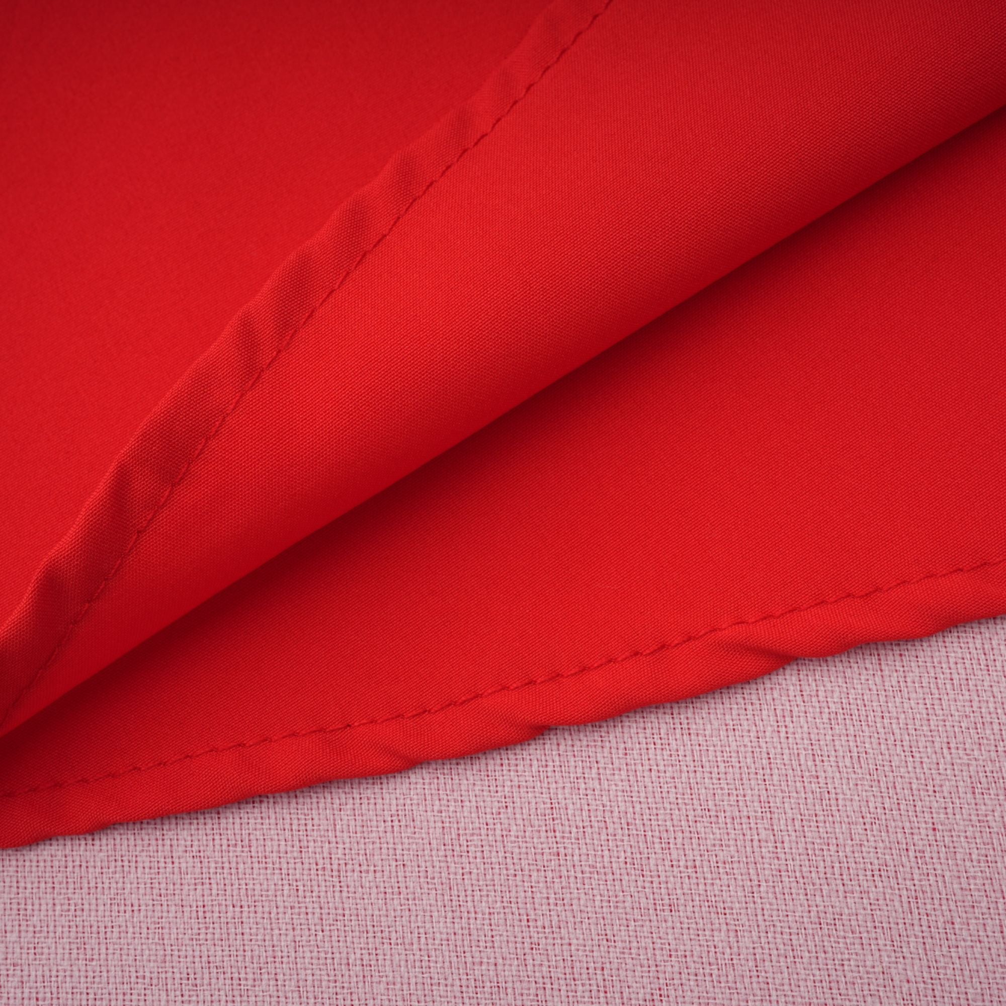 Vestido midi rojo Aventin con diseño godet de marca Final Sale, mostrando su estilo elegante y corte fluido en la imagen.