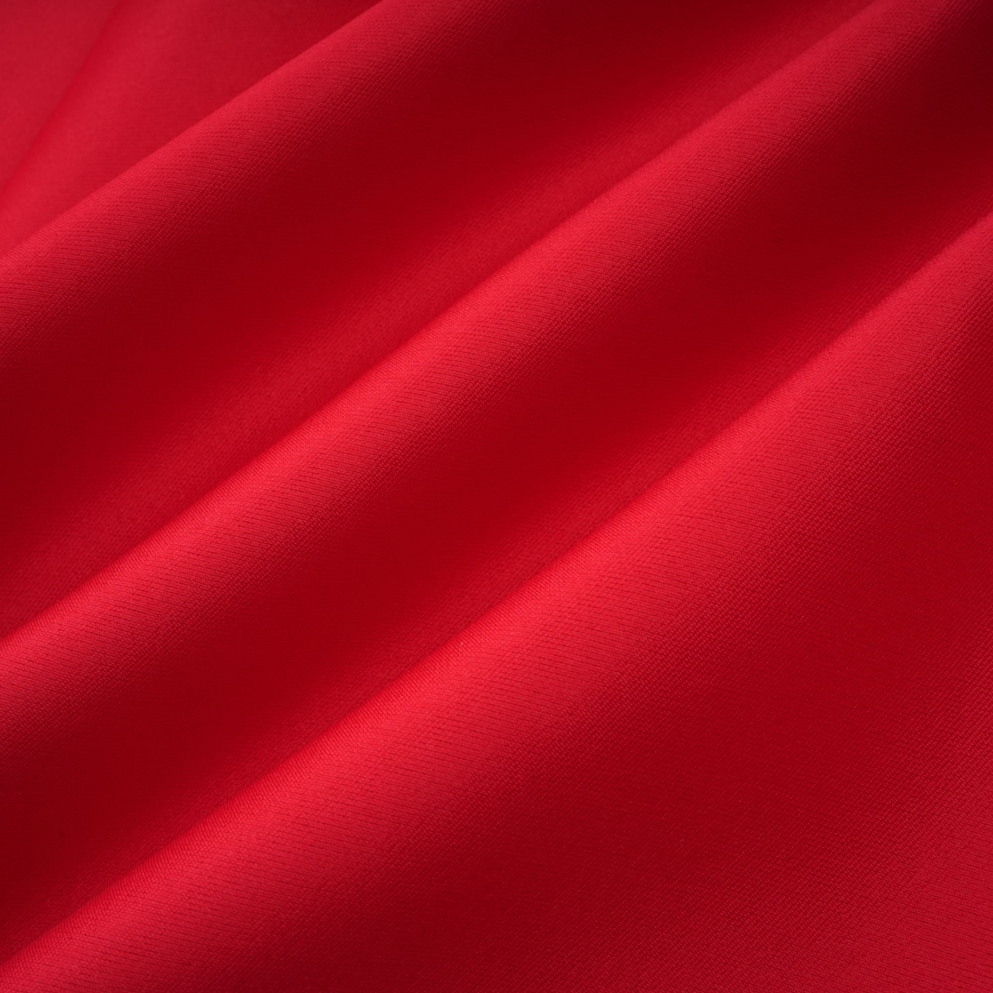 Vestido midi rojo Aventin con diseño de godet, ajustado en la cintura y falda fluida, en un entorno elegante y moderno
