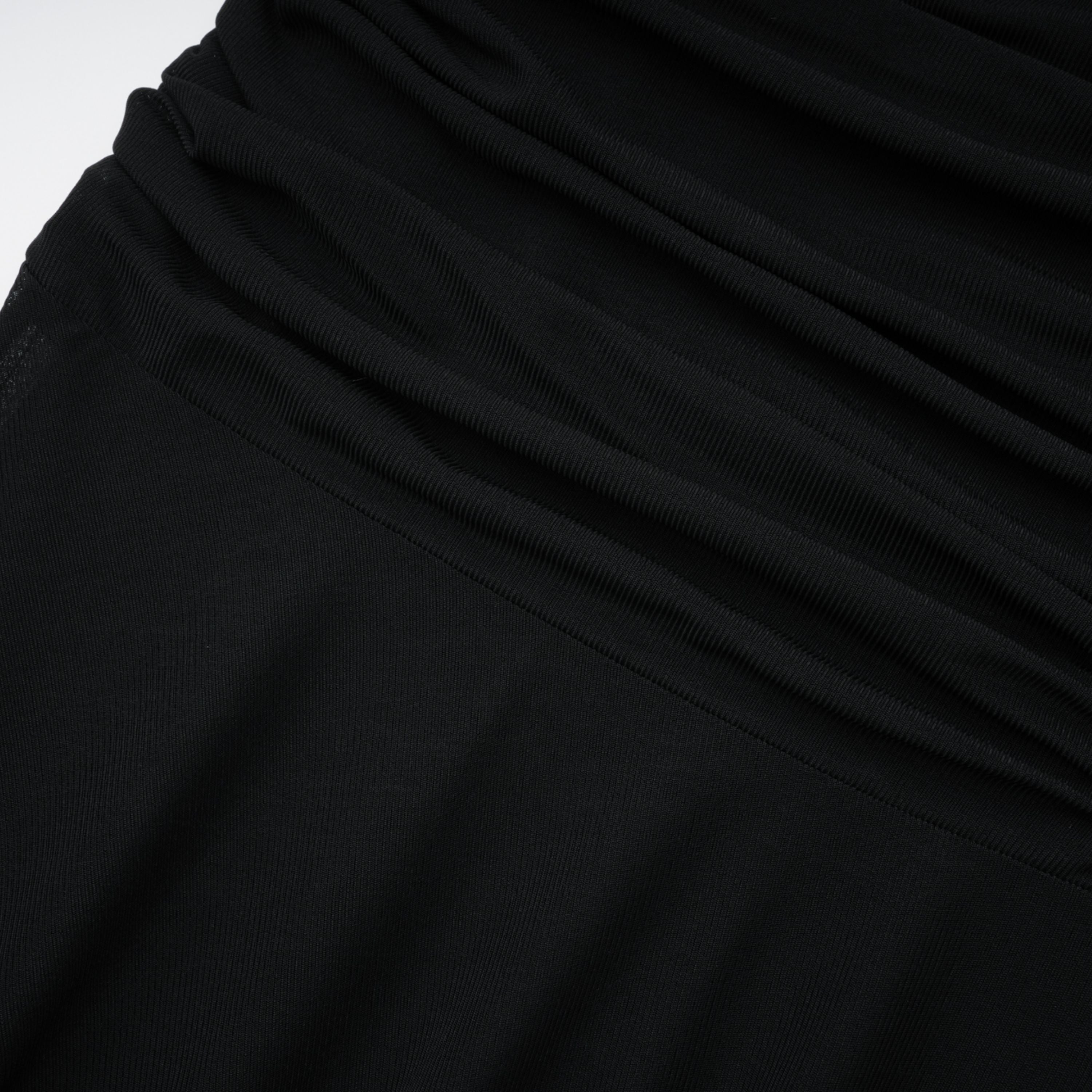 Vestido largo negro de malla transparente y fruncido de la marca Bridal, con detalles elegantes y estilo maxi.