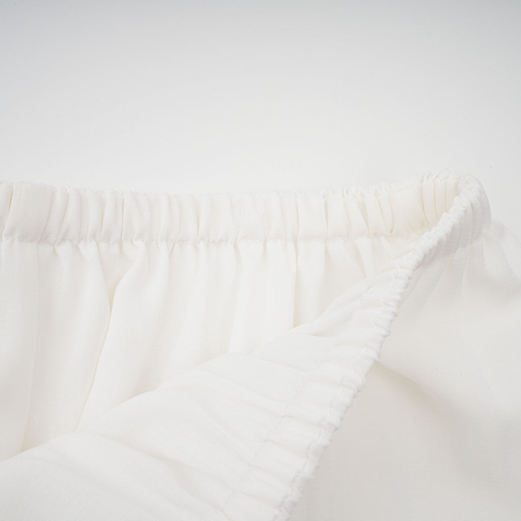 Conjunto de vestido y falda blancos de Bridal con detalles adornados, elegante y sofisticado para ocasiones especiales.