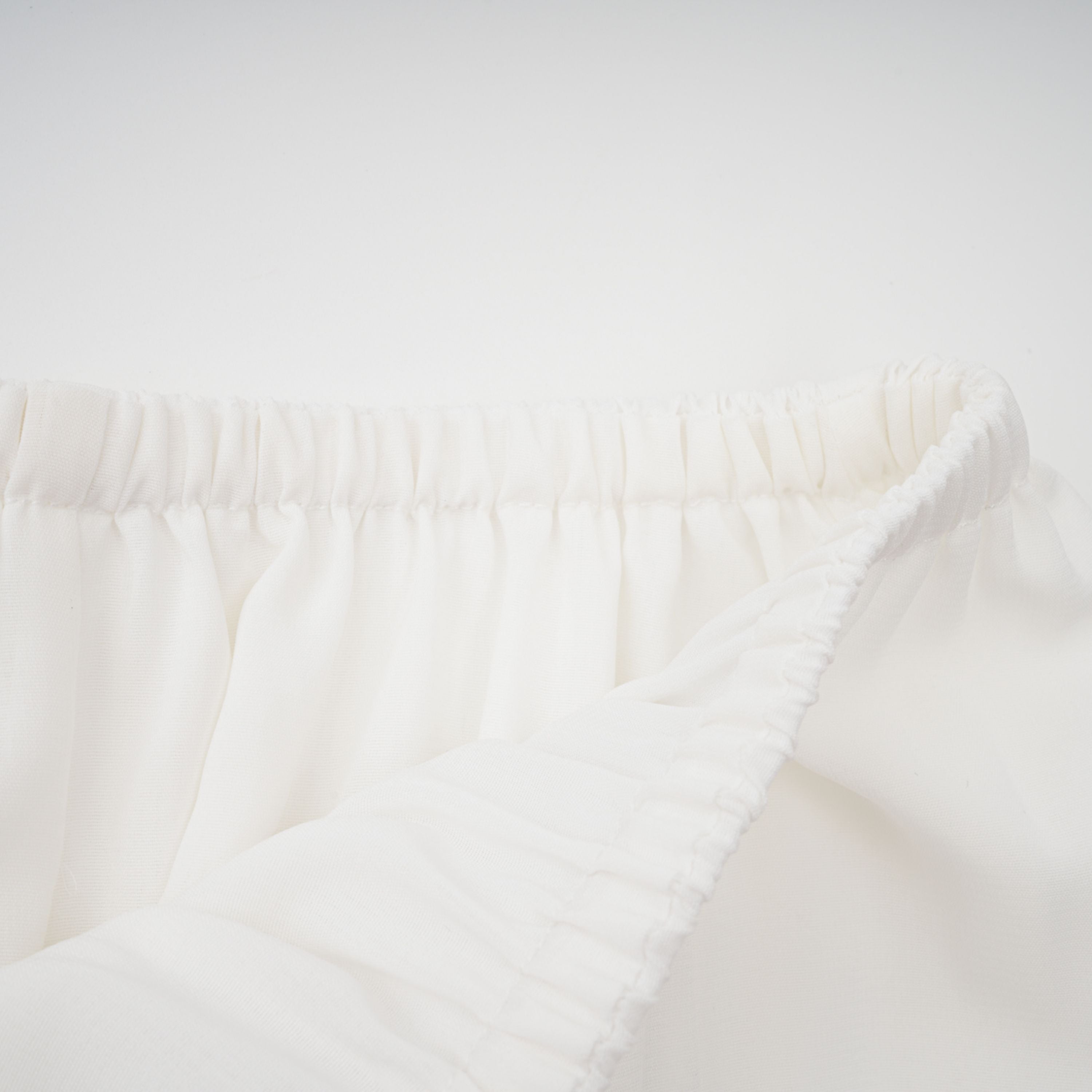 Conjunto de vestido y falda blancos de Bridal con detalles adornados, elegante y sofisticado para ocasiones especiales.