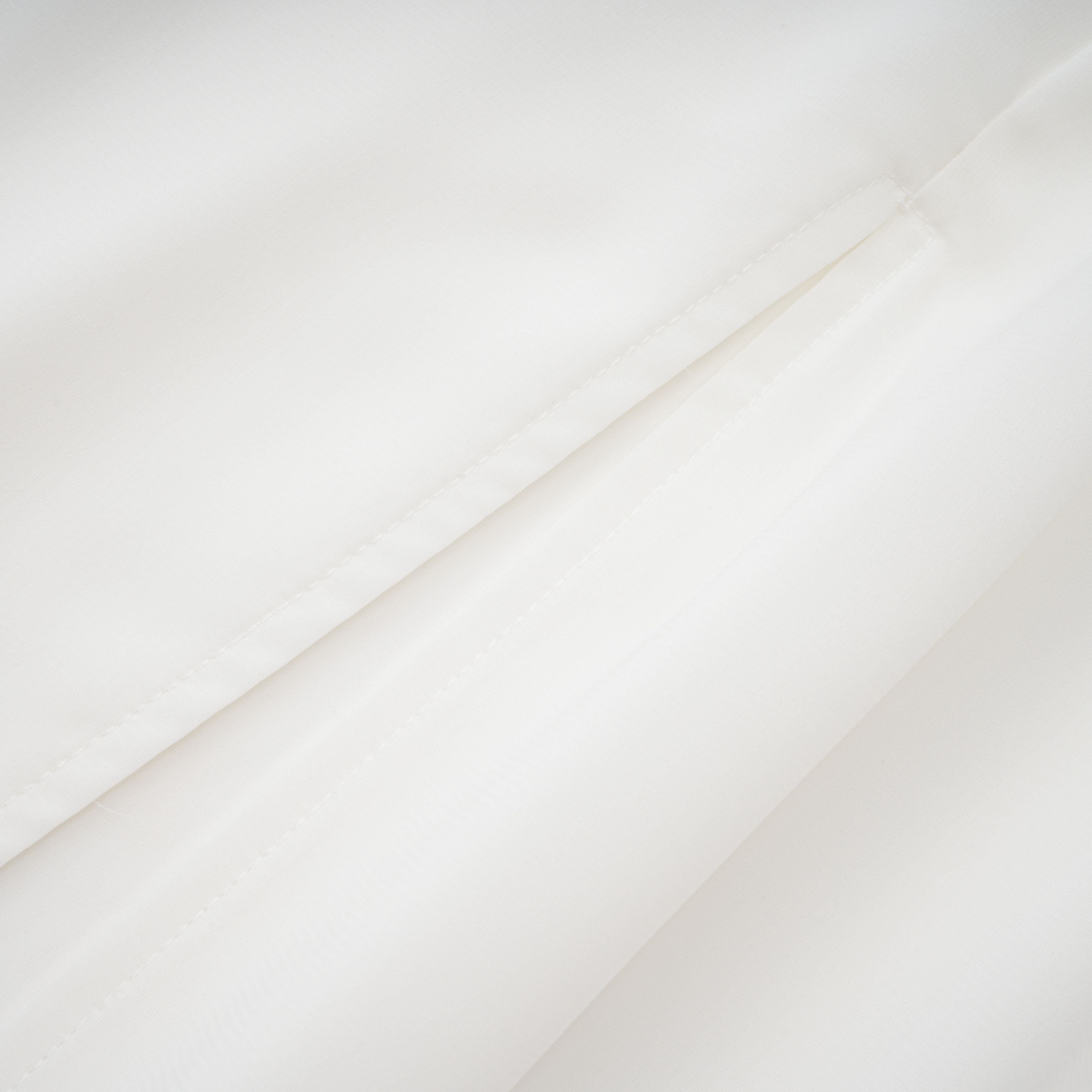 Vestido y falda de novia blancos de Bridal con adornos elegantes, detalles decorativos y diseño sofisticado.