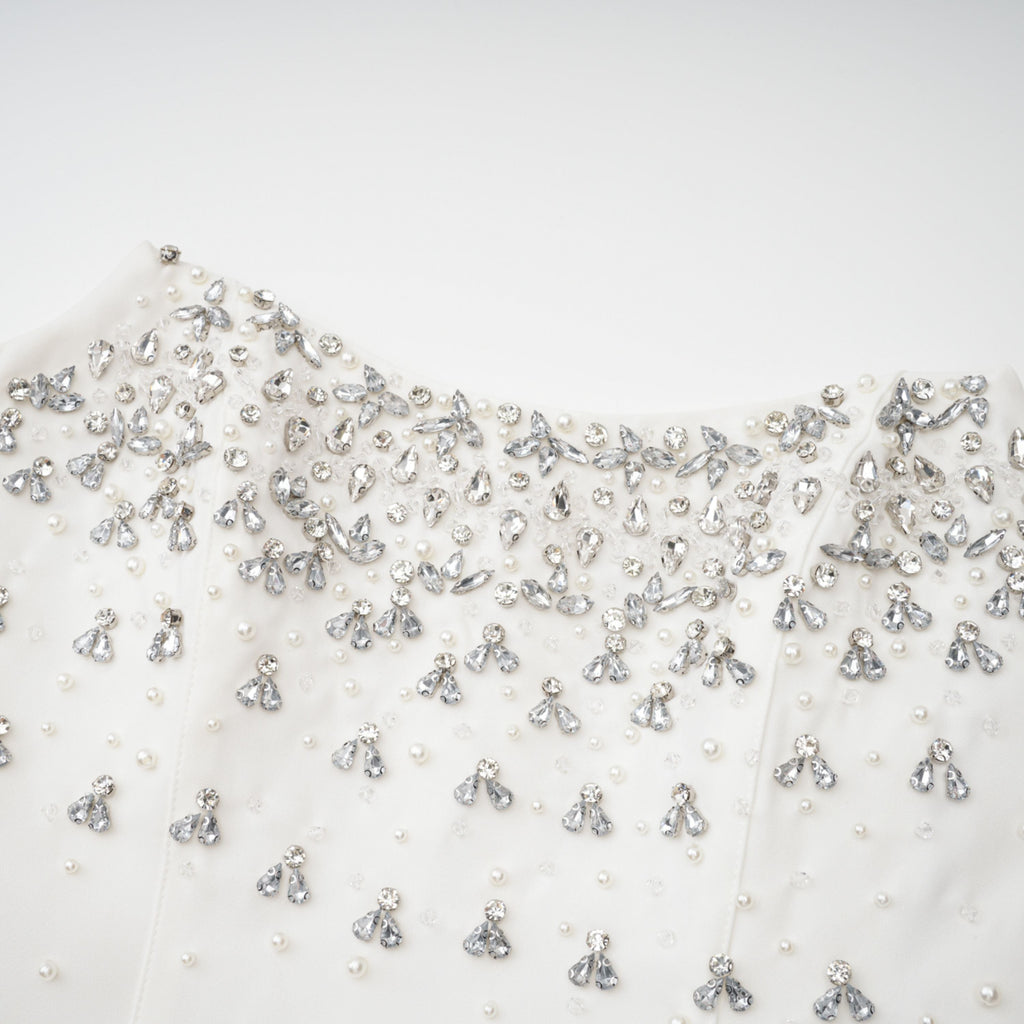 Conjunto de vestido y falda blancos de Bridal con detalles adornados, mostrado en la imagen.