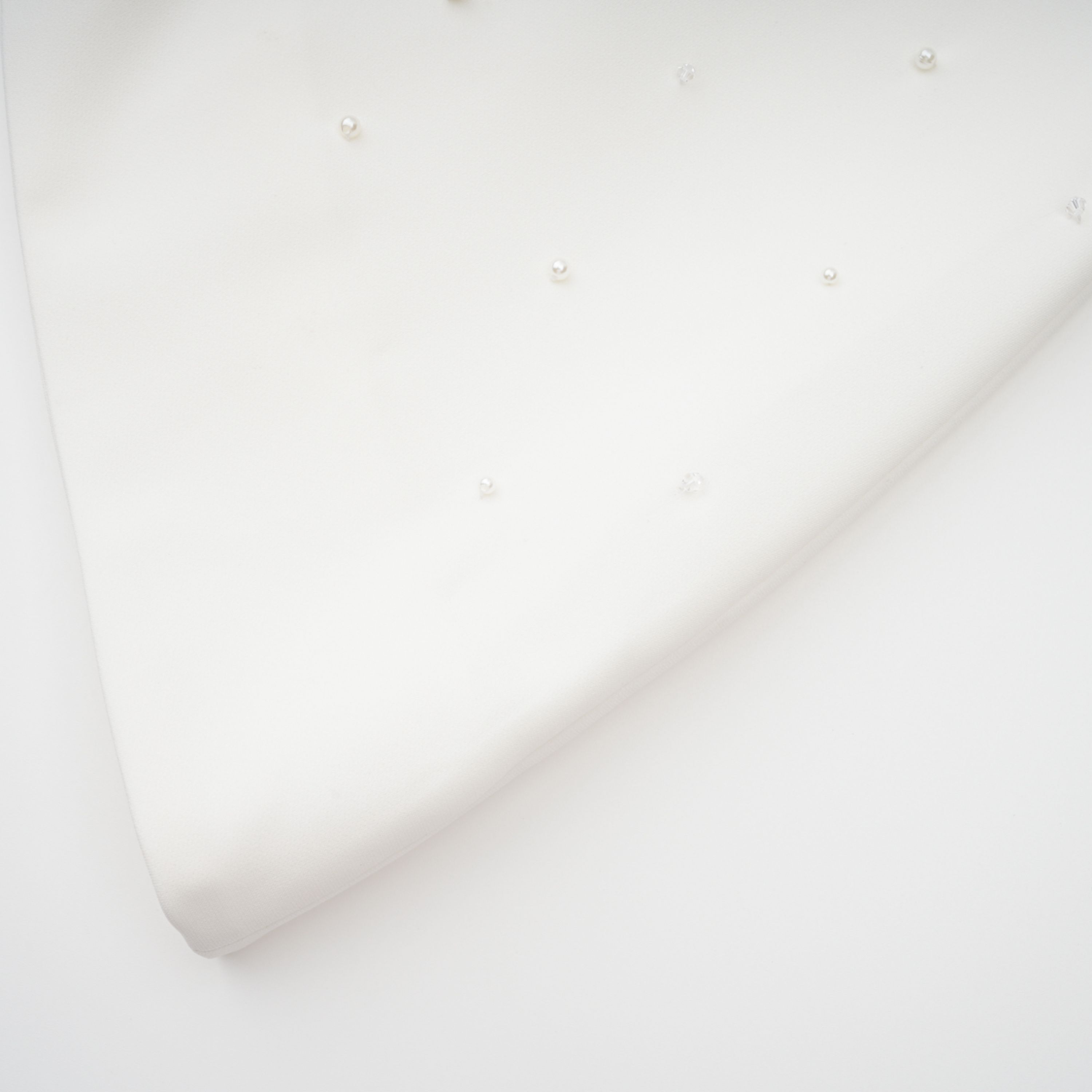 Conjunto de vestido y falda blancos de novia Melisande con detalles adornados, diseñado por Bridal.