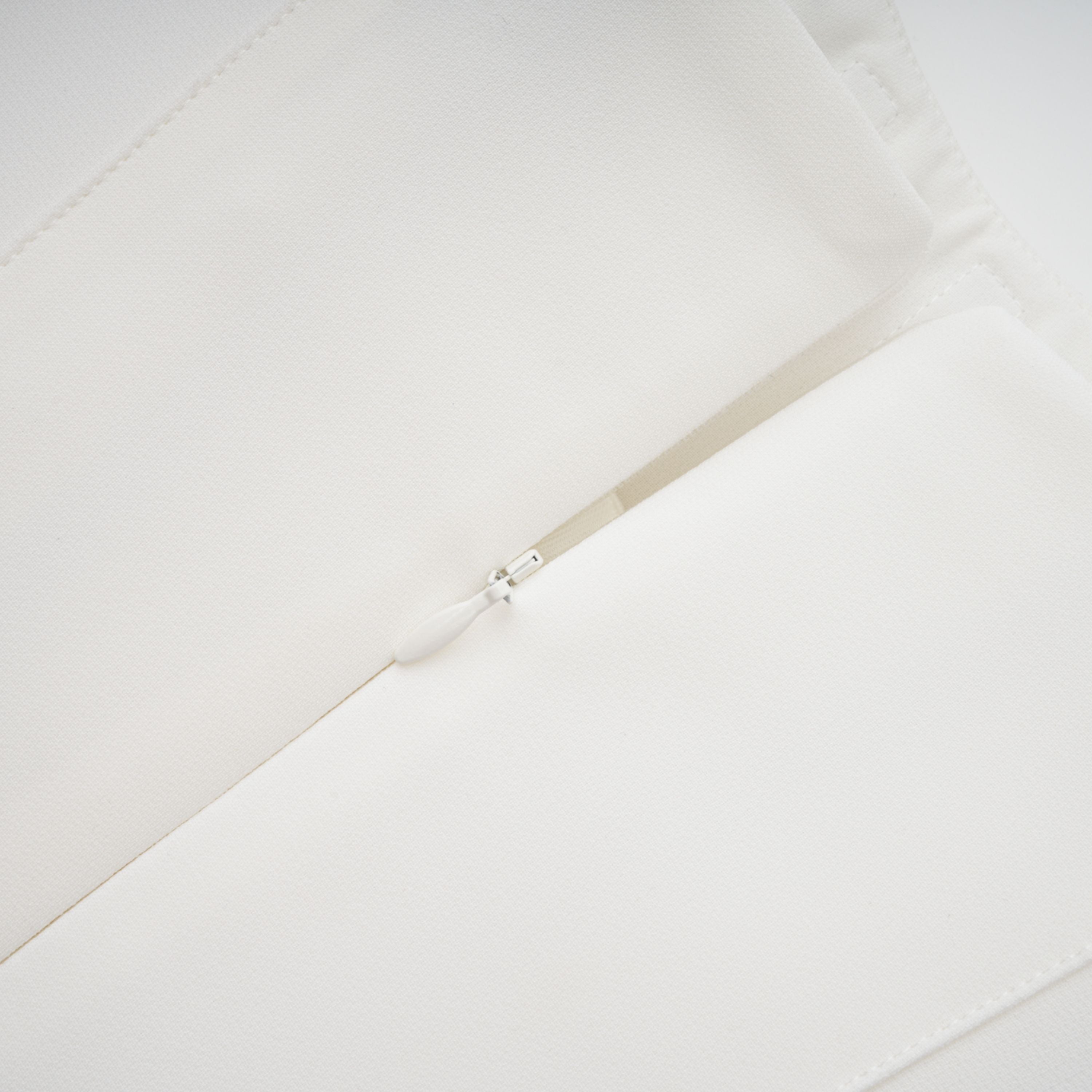 Conjunto de vestido y falda blancos de la marca Bridal con detalles adornados y elegantes, visible en la imagen.