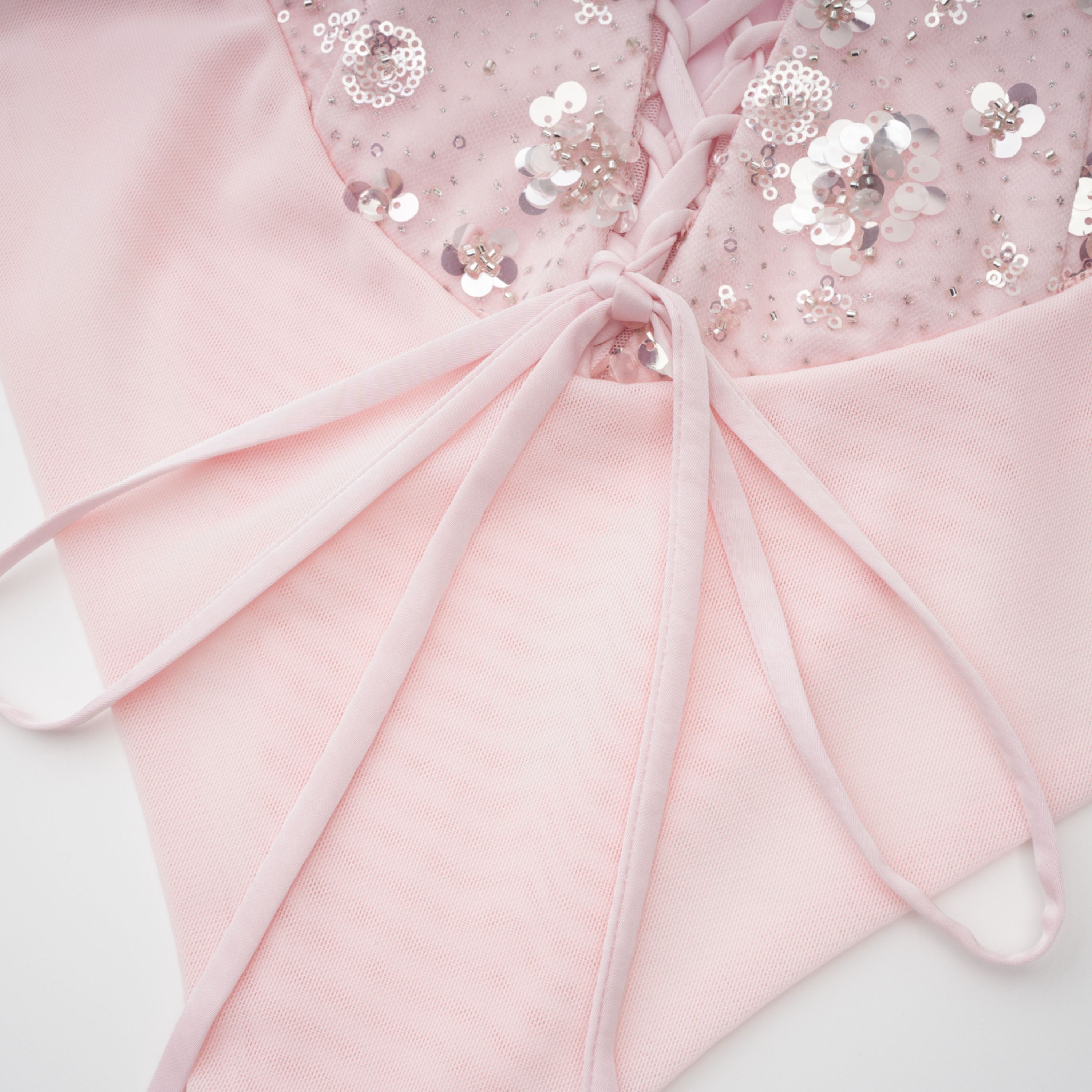 Conjunto de corsé rosa y falda de satén de la marca Bridal, con detalles elegantes y estilo sofisticado para ocasiones especiales.
