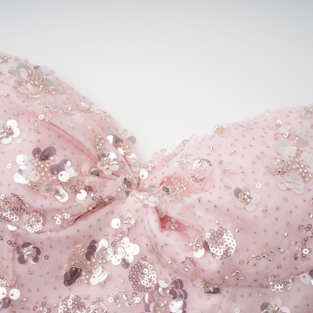 Conjunto de boda Bridal con corsé rosa y falda de satén, mostrando detalles elegantes y tejidos suaves en la imagen.
