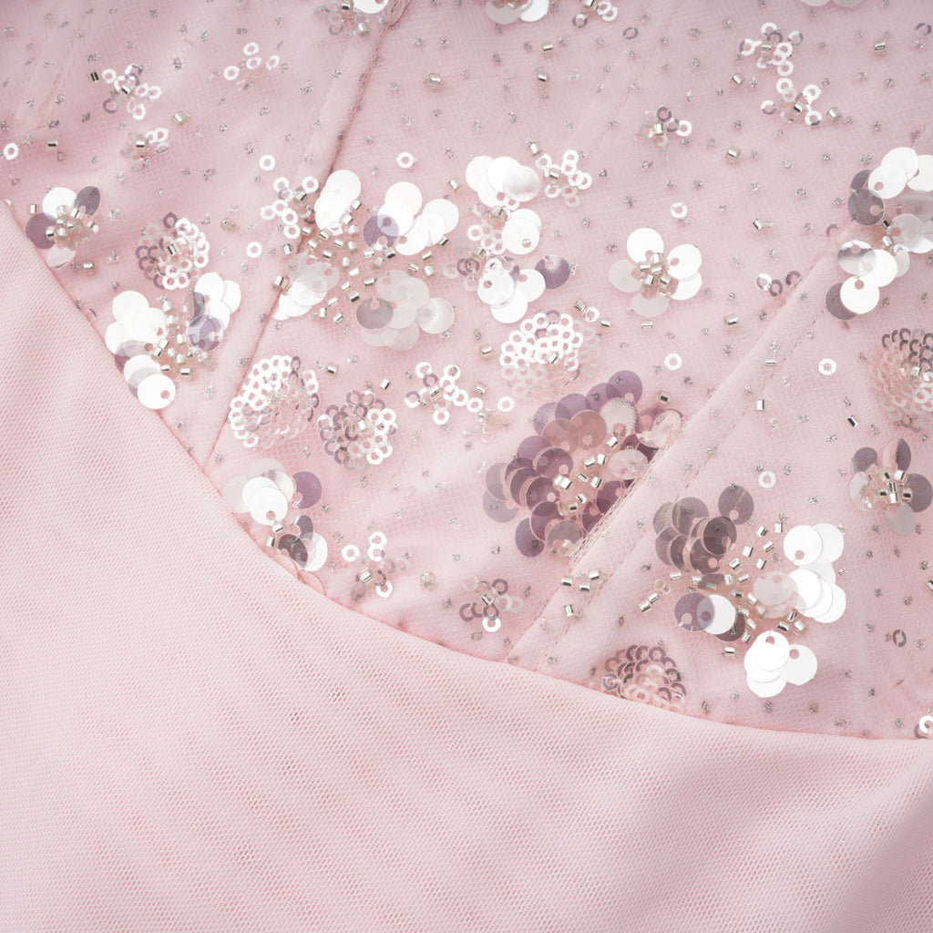 Traje de novia con body corsé rosa y falda de satén, vestido elegante y femenino de la marca Bridal.