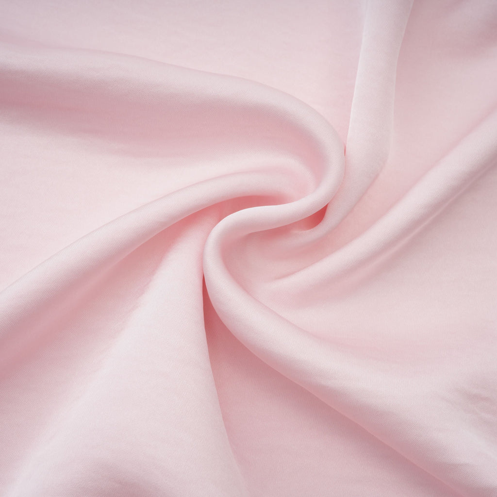 Conjunto de body corsé rosa y falda de satén de Bridal, con detalles elegantes y suaves pliegues, en una presentación de moda.