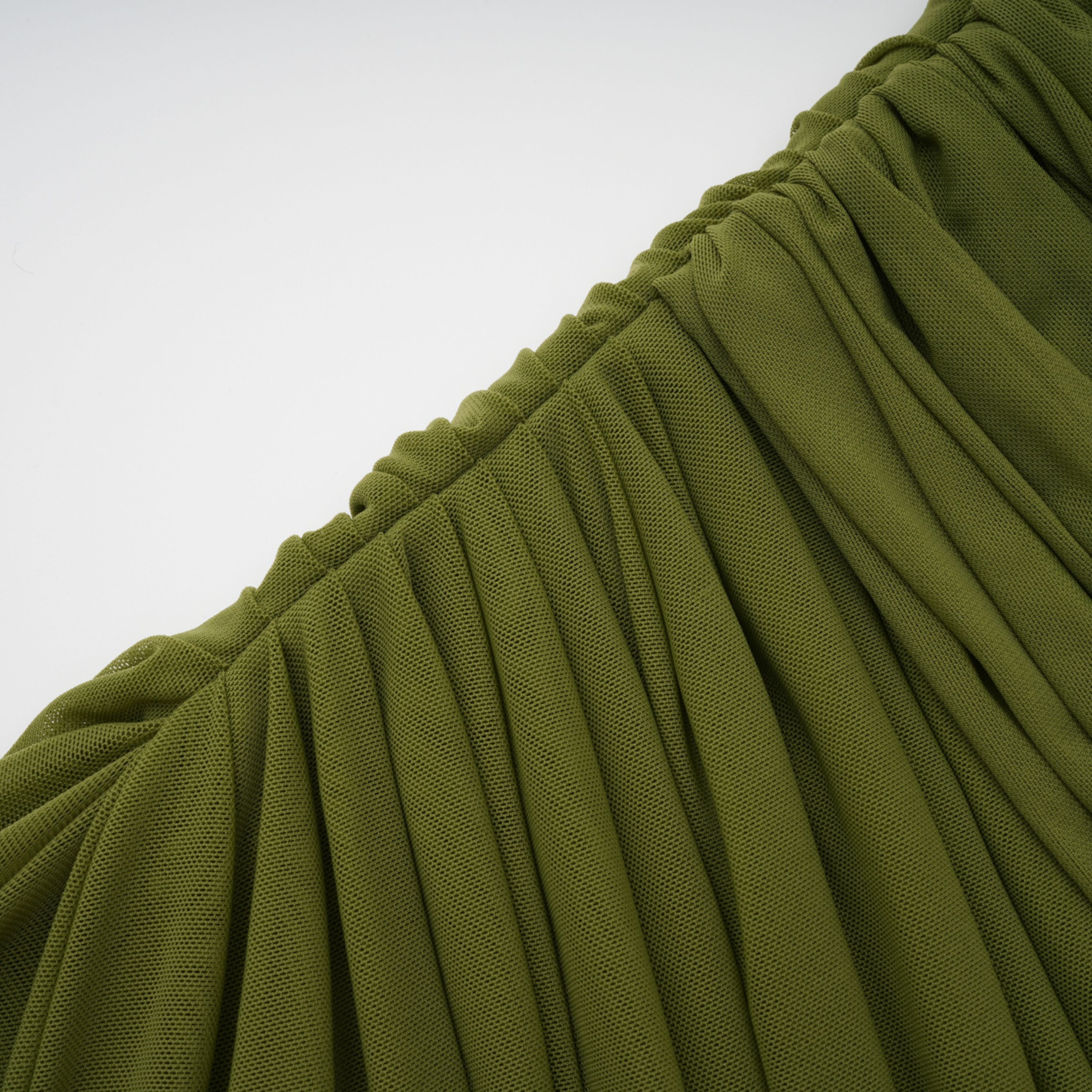 Vestido maxi asimétrico en verde con lazo drapeado, de la marca Bridal, diseñado para eventos elegantes.
