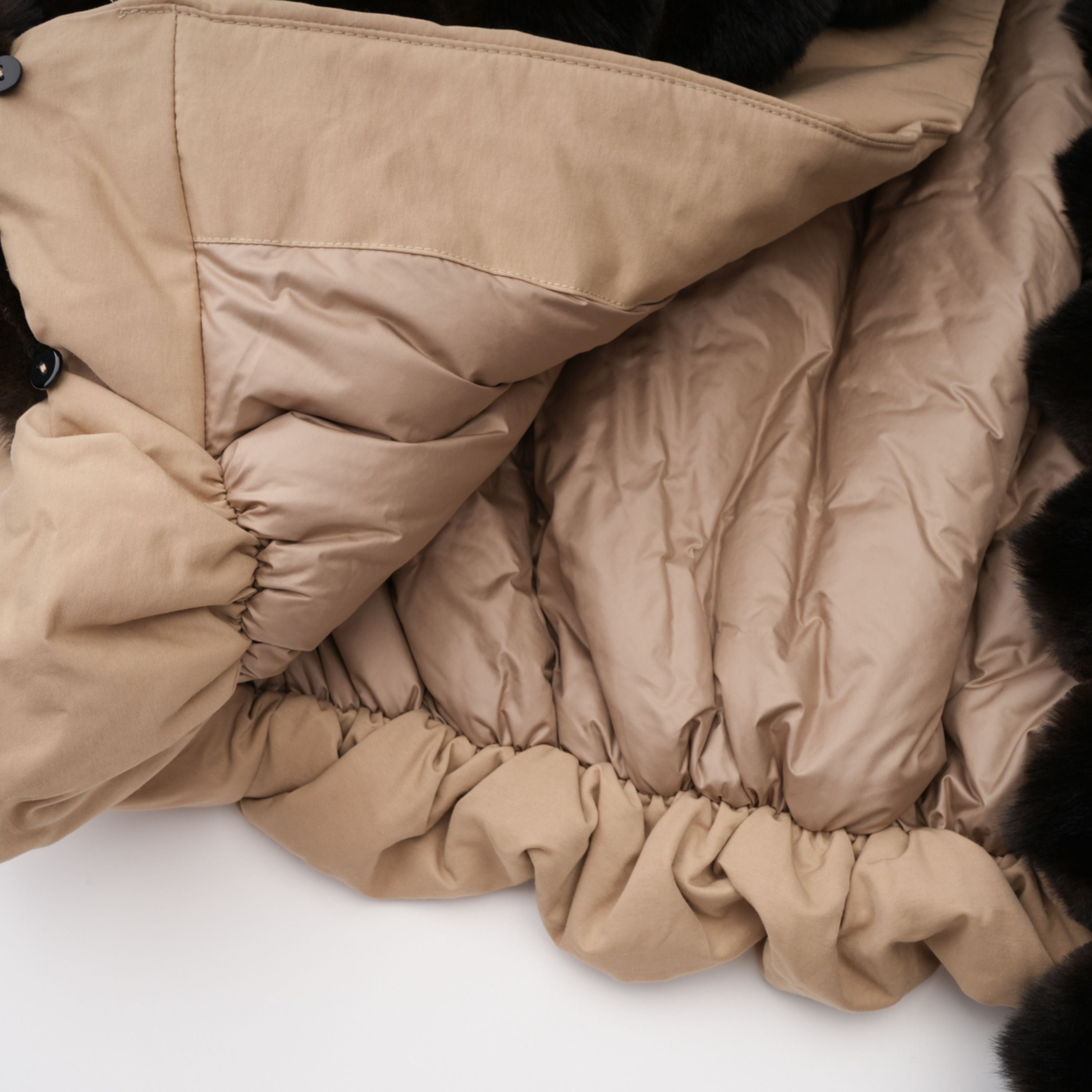 Chaqueta acolchada caqui Bridal con ribete de piel y bajo burbuja, estilo moderno y cálido para el invierno.