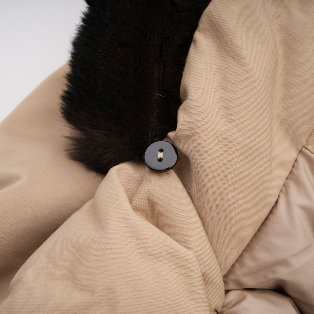 Chaqueta acolchada caqui Bridal con ribete de piel y bajo burbuja, detalles elegantes y estilo moderno en la imagen.