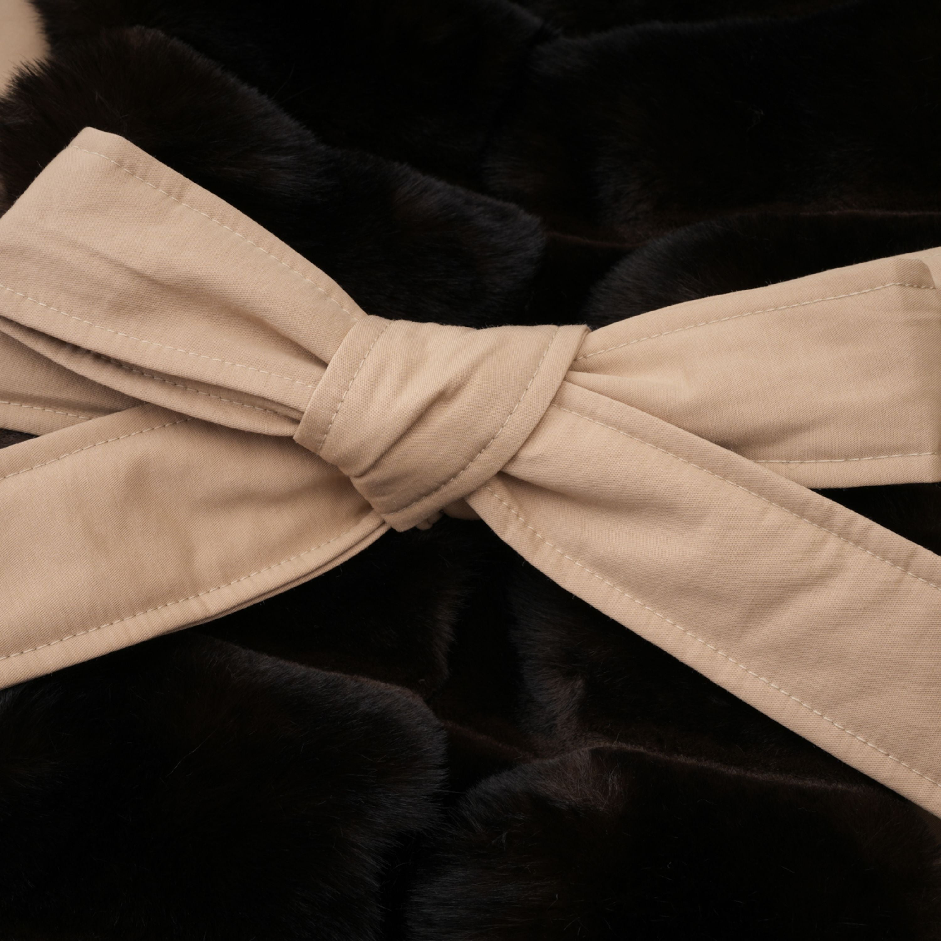 Chaqueta acolchada caqui Bridal con ribete de piel y bajo burbuja, diseño elegante y cálido para invierno.