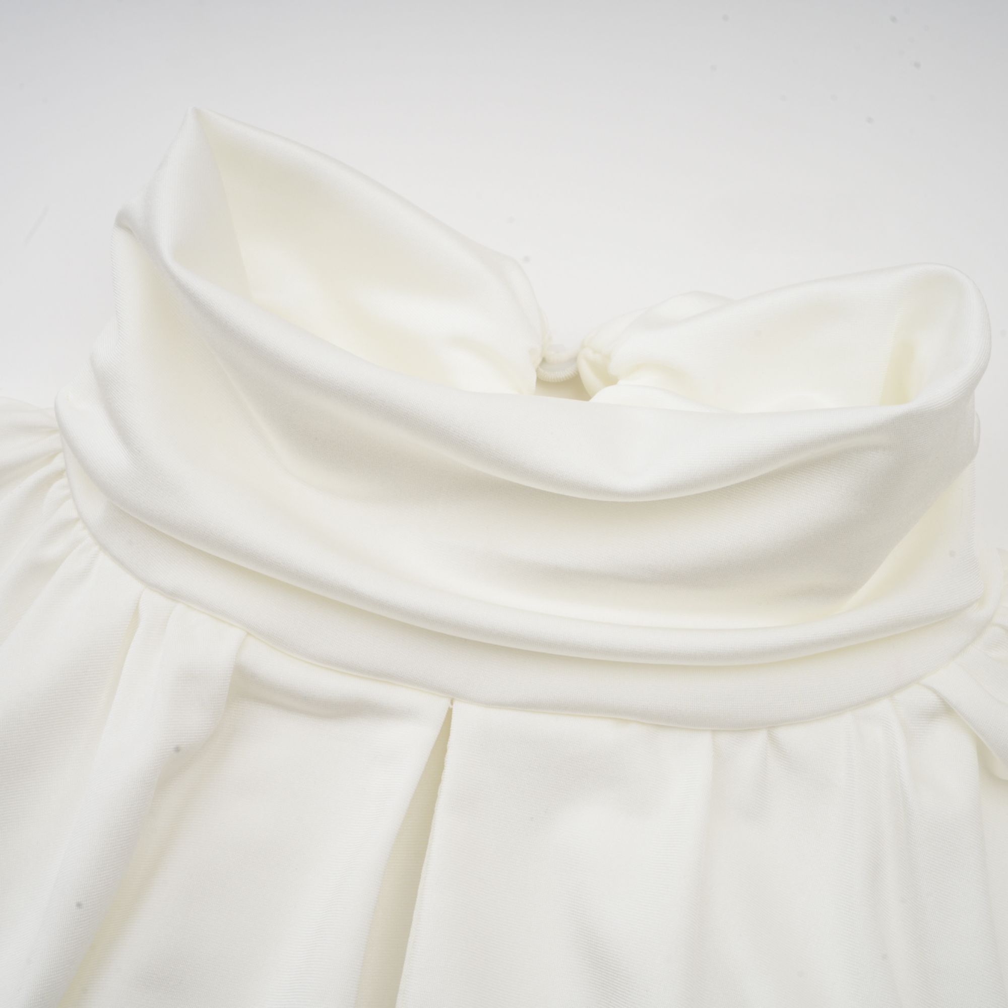 Vestido mini de flores falsas Maeva en color blanco, con drapeado y detalles ruched, estilo elegante para ocasiones especiales.