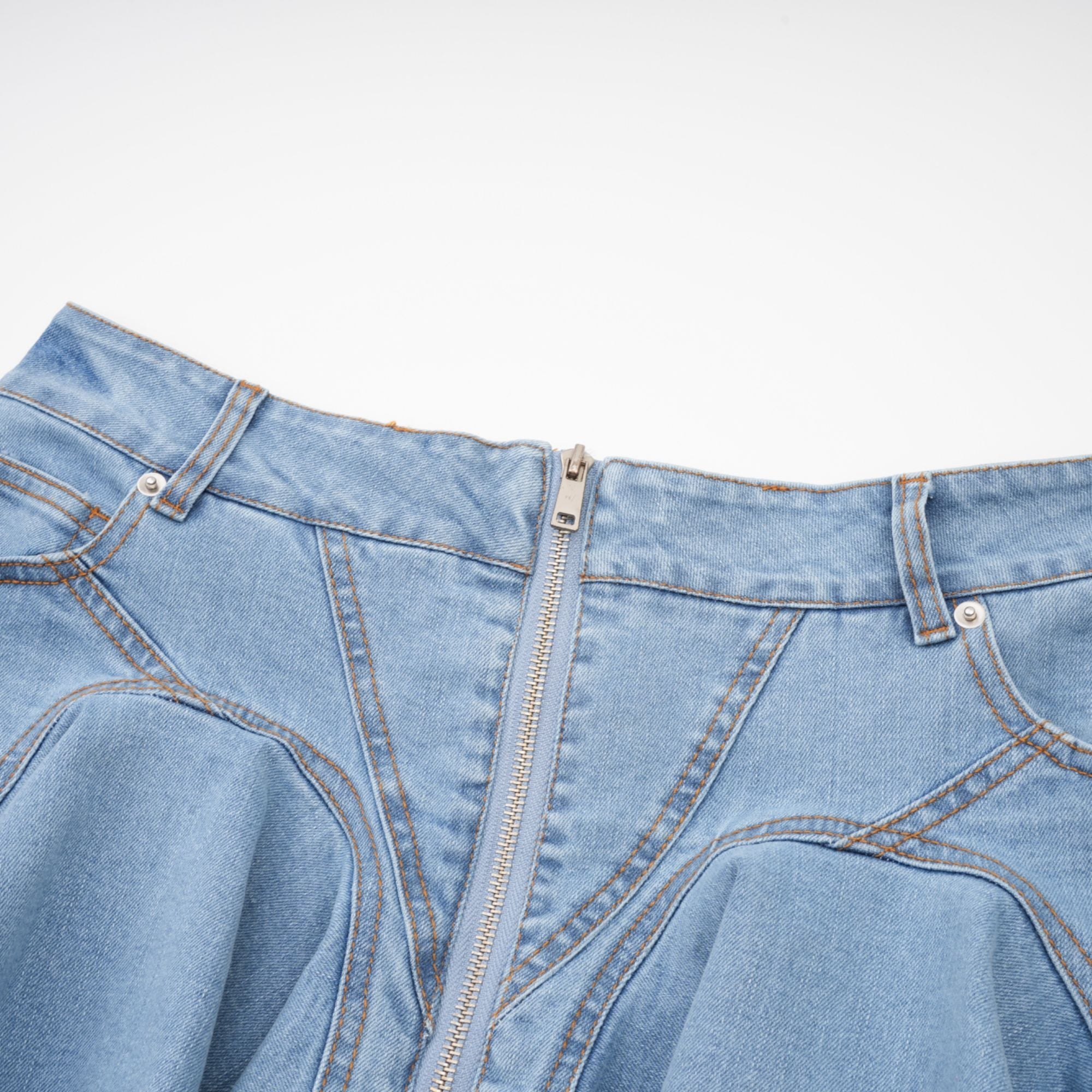 Falda de mezclilla Capucine con borde volante, estilo informal, vista frontal en color azul, de la marca Final Sale.