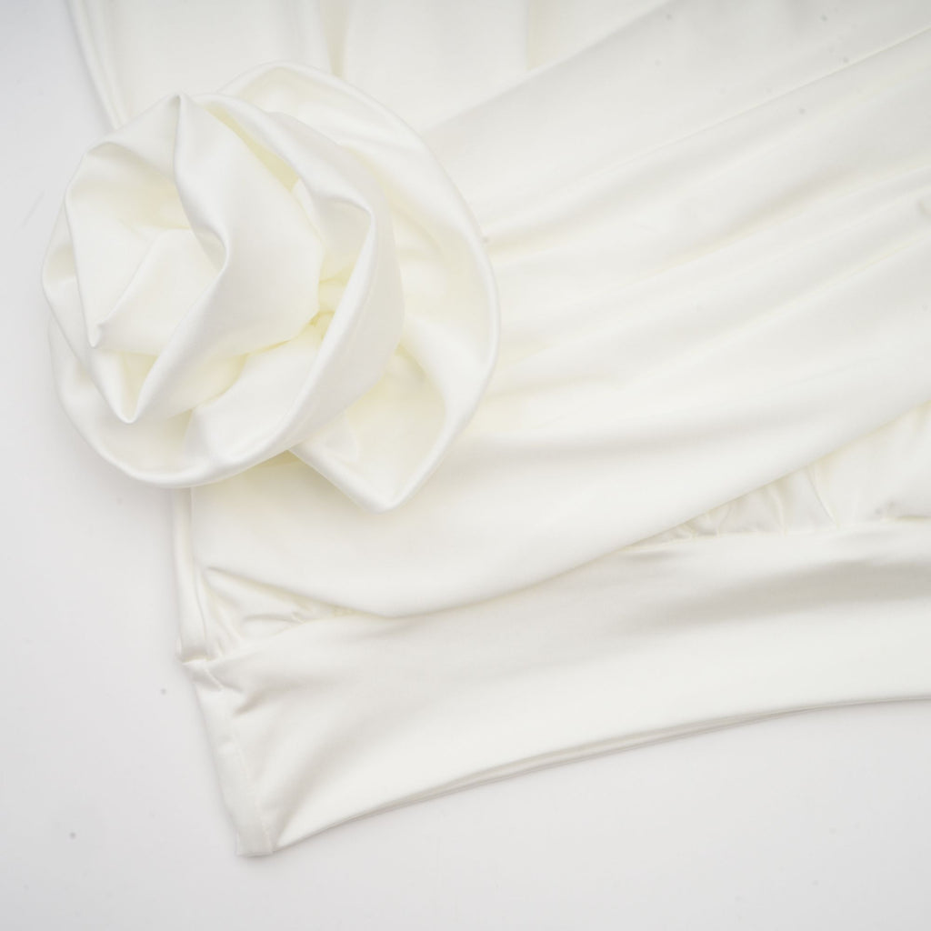 Vestido mini Maeva de flores falsas con frunces en color blanco, estilo elegante y femenino, en la imagen.