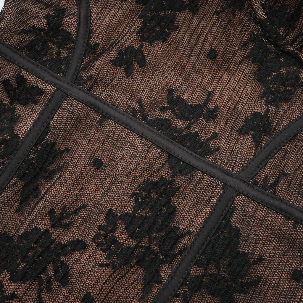 Vestido largo negro Marlene de encaje con vuelo en la parte inferior, estilo maxi y acabado elegante.