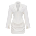 Vestido mini blazer blanco con fruncido y rosetas, de la marca Final Sale, mostrando su diseño elegante y ajustado.