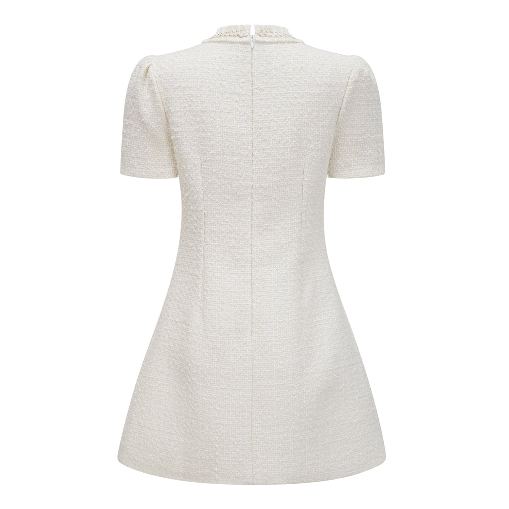 Vestido mini de tweed blanco con perlas falsas de la marca Final Sale, mostrado en una modelo con detalles de moda.