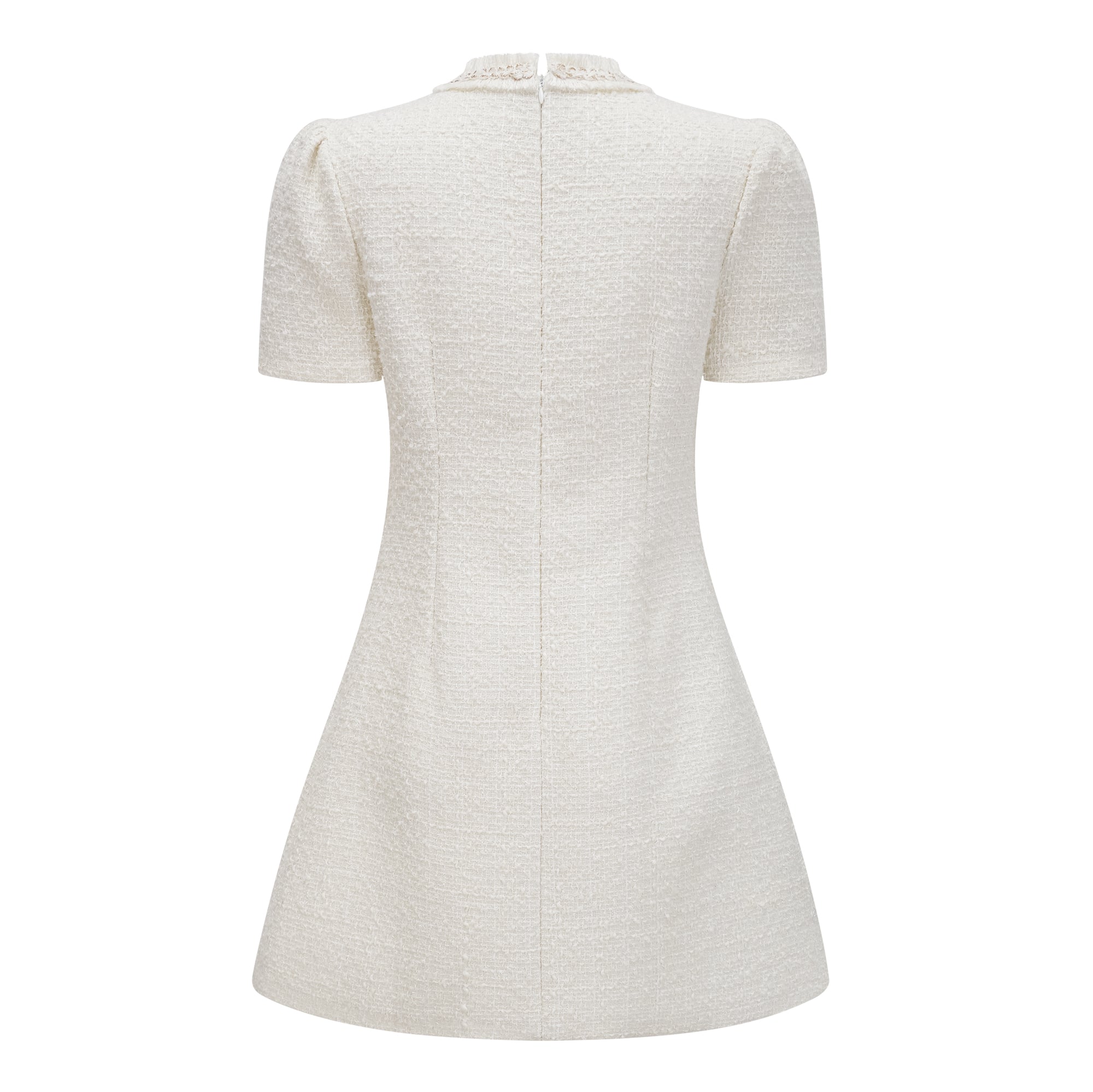 Vestido mini de tweed blanco con perlas falsas de la marca Final Sale, mostrado en una modelo con detalles de moda.