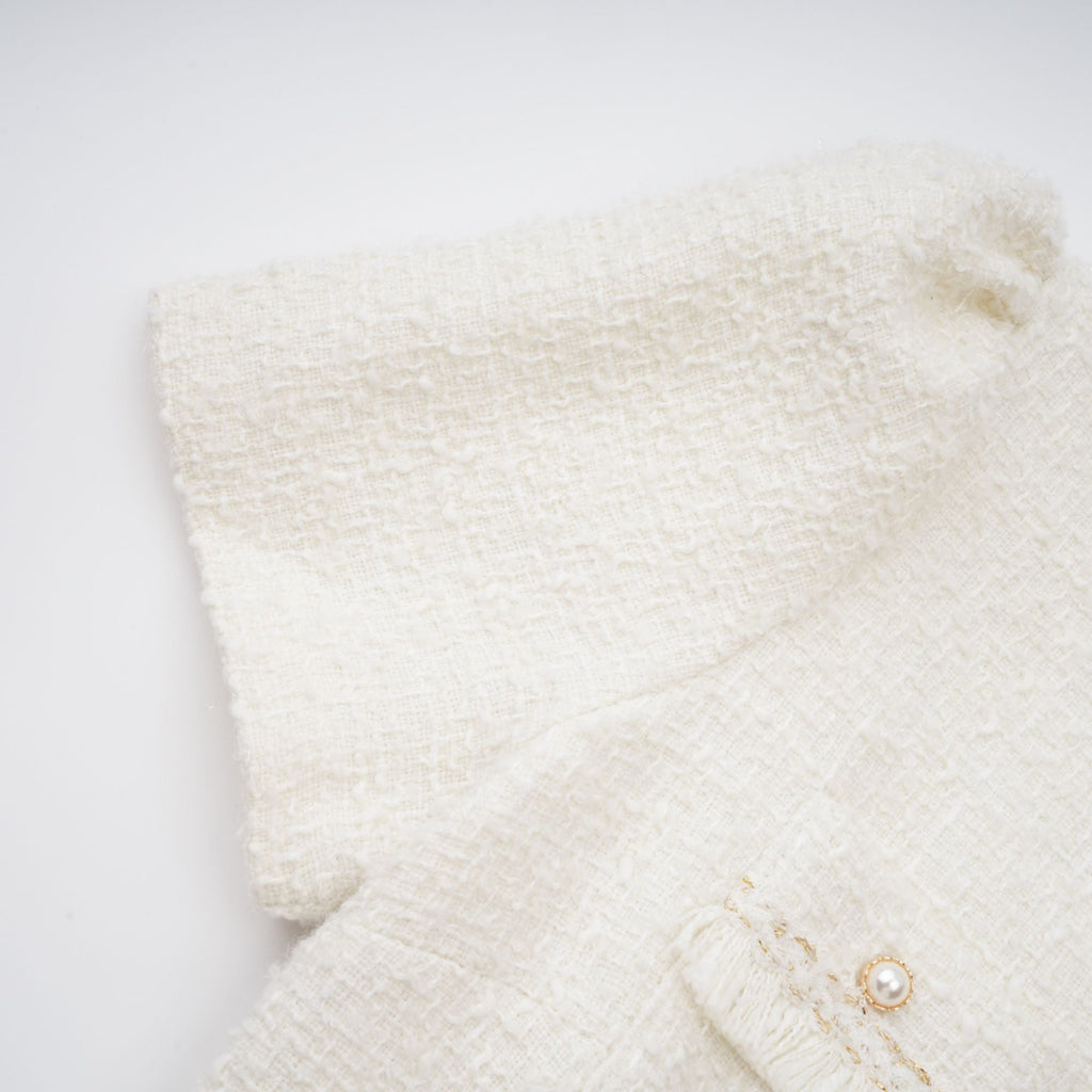 Vestido mini de tweed blanco con perlas falsas Gaëlle de Final Sale, con detalles elegantes y corte ajustado.