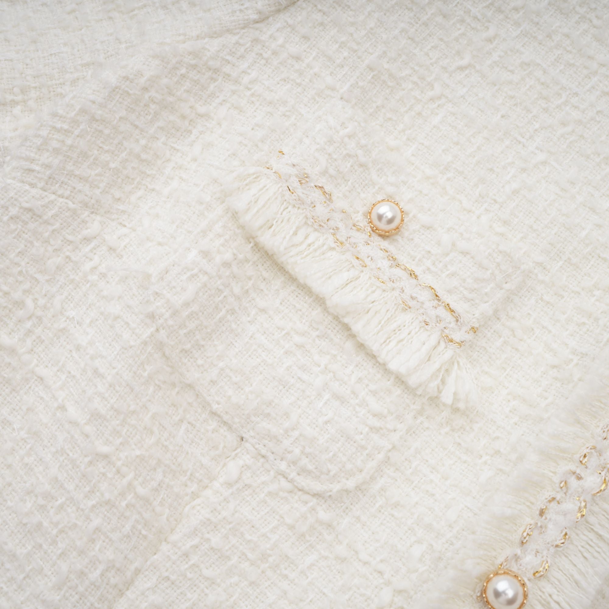 Vestido mini blanco de tweed con perlas falsas de la marca Final Sale, con diseño elegante y detalles en el estilo de Gaëlle.