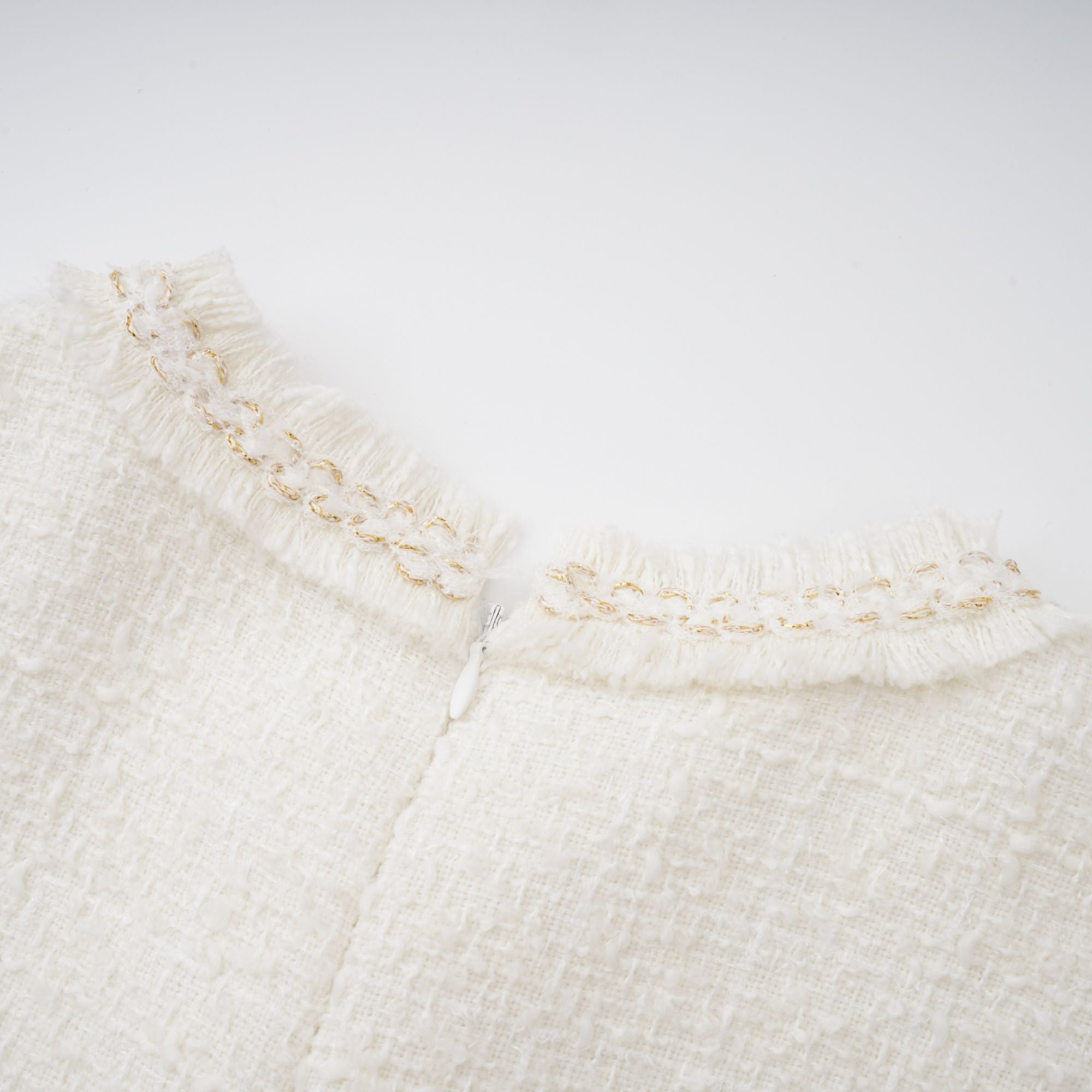 Vestido mini de tweed blanco con perlas falsas de la marca Final Sale, con diseño elegante y moderno.