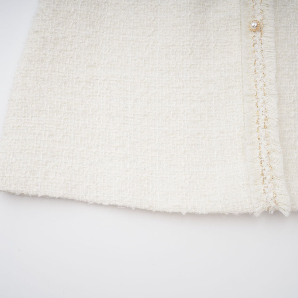 Vestido mini de tweed blanco con perlas falsas de la marca Final Sale, con detalles elegantes y corte ajustado.