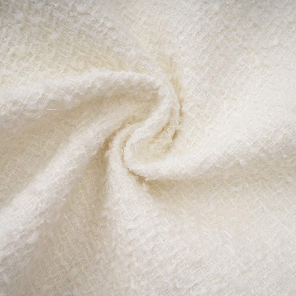 Vestido mini de tweed blanco con perlas falsas de la marca Final Sale, estilo elegante y moderno, vista frontal sobre fondo neutro.