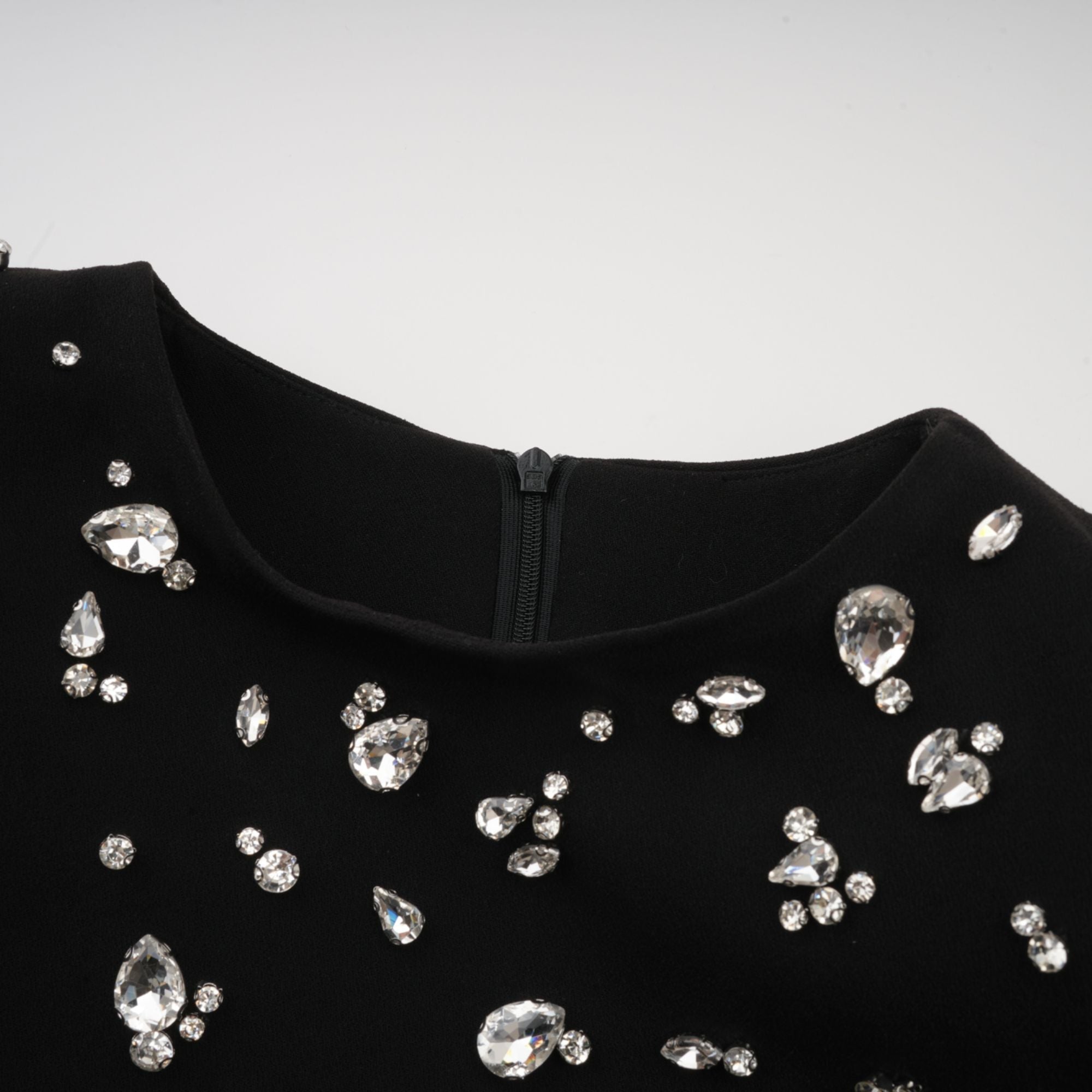Vestido maxi negro Imelda con cristales, elegante y brillante, diseñado por Final Sale para ocasiones especiales.