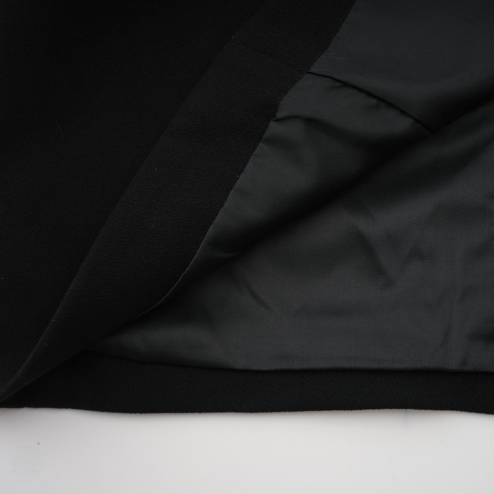 Vestido maxi negro Imelda con cristales, elegante y brillante, con detalles decorativos en la parte superior.