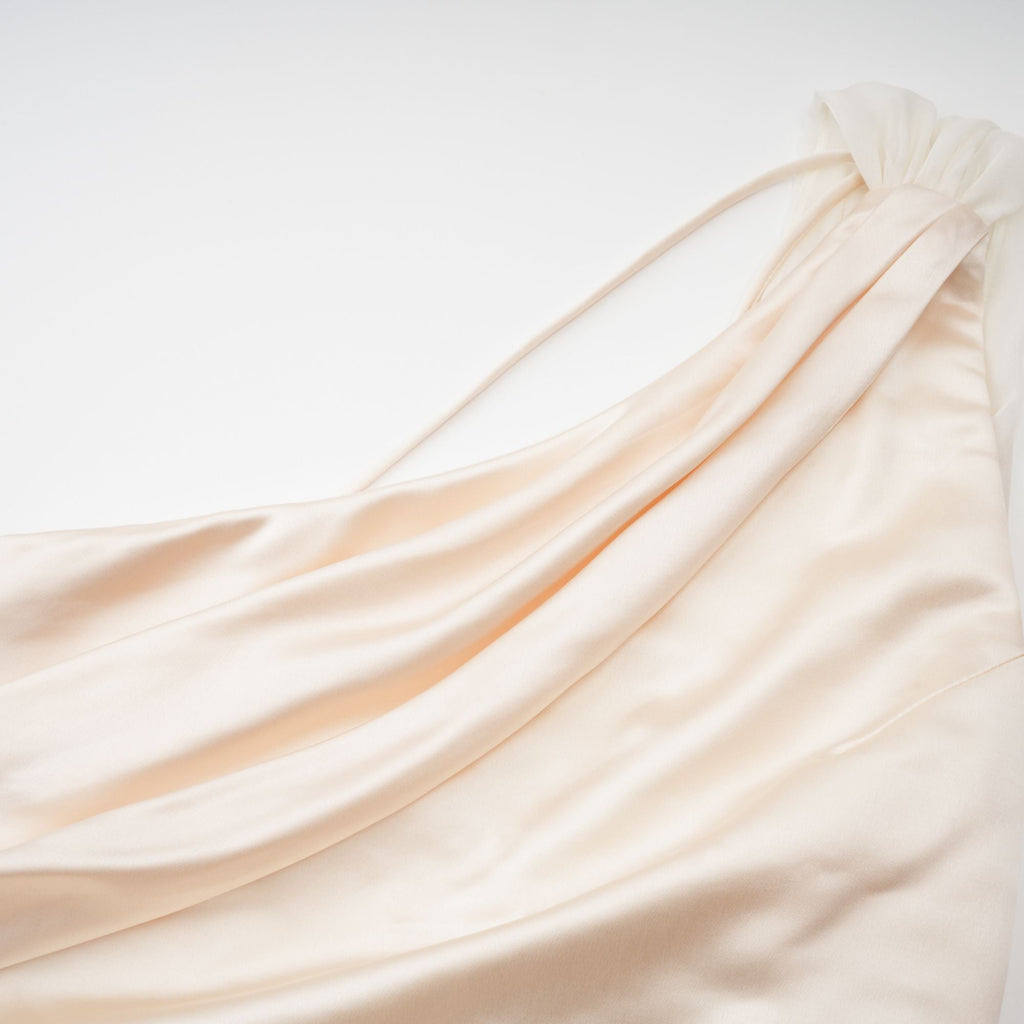 Vestido maxi de satén neutro de Thérèse con diseño elegante, mostrando su tela suave y estilo sofisticado.