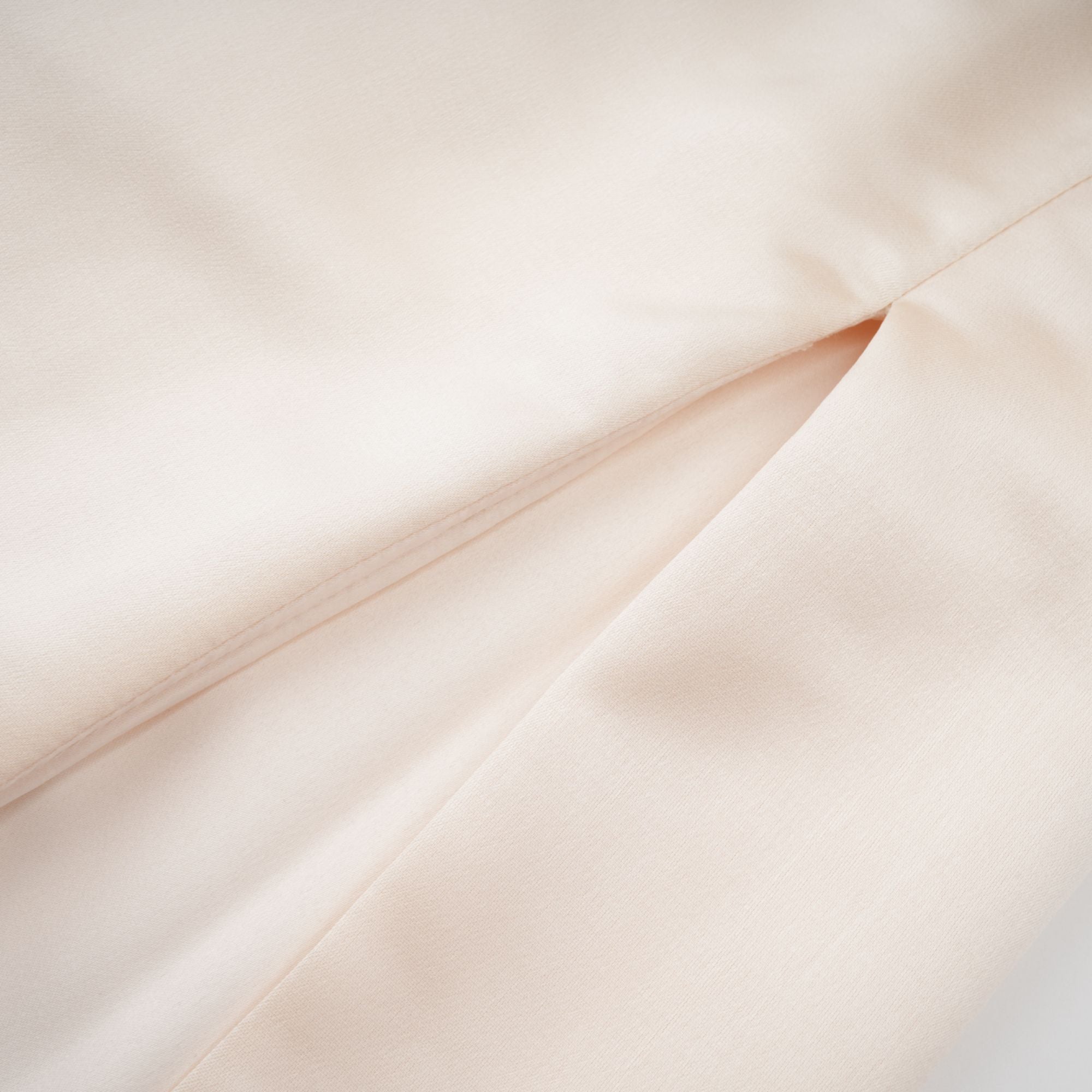Vestido maxi de satén en diseño neutro de Thérèse, con estilo elegante y detalles suaves, en color neutro.