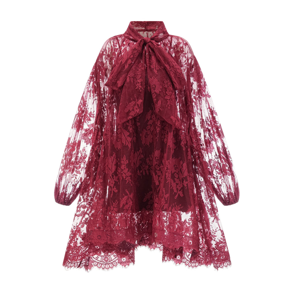 Vestido oversize rojo con encaje de chantilly de la marca Final Sale, con detalles de encaje y diseño amplio.