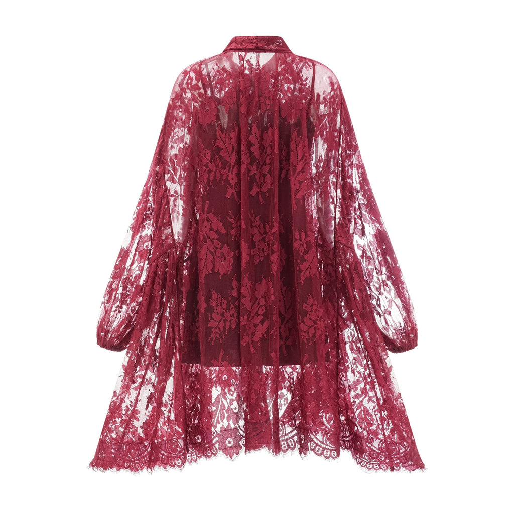 Vestido oversize rojo con encaje de chantilly, estilo relajado y elegante, de la marca Final Sale, en una modelo con fondo neutro.